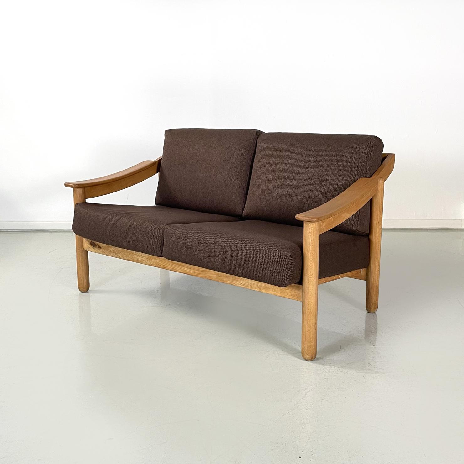 Italian mid-century brown Armchairs and sofa Loden by Vico Magistretti for Cassina, 1960s
Living room set composed of a pair of armchairs and a two-seater sofa mod. Loden with structure in light solid wood. The seat and backrest are made up of