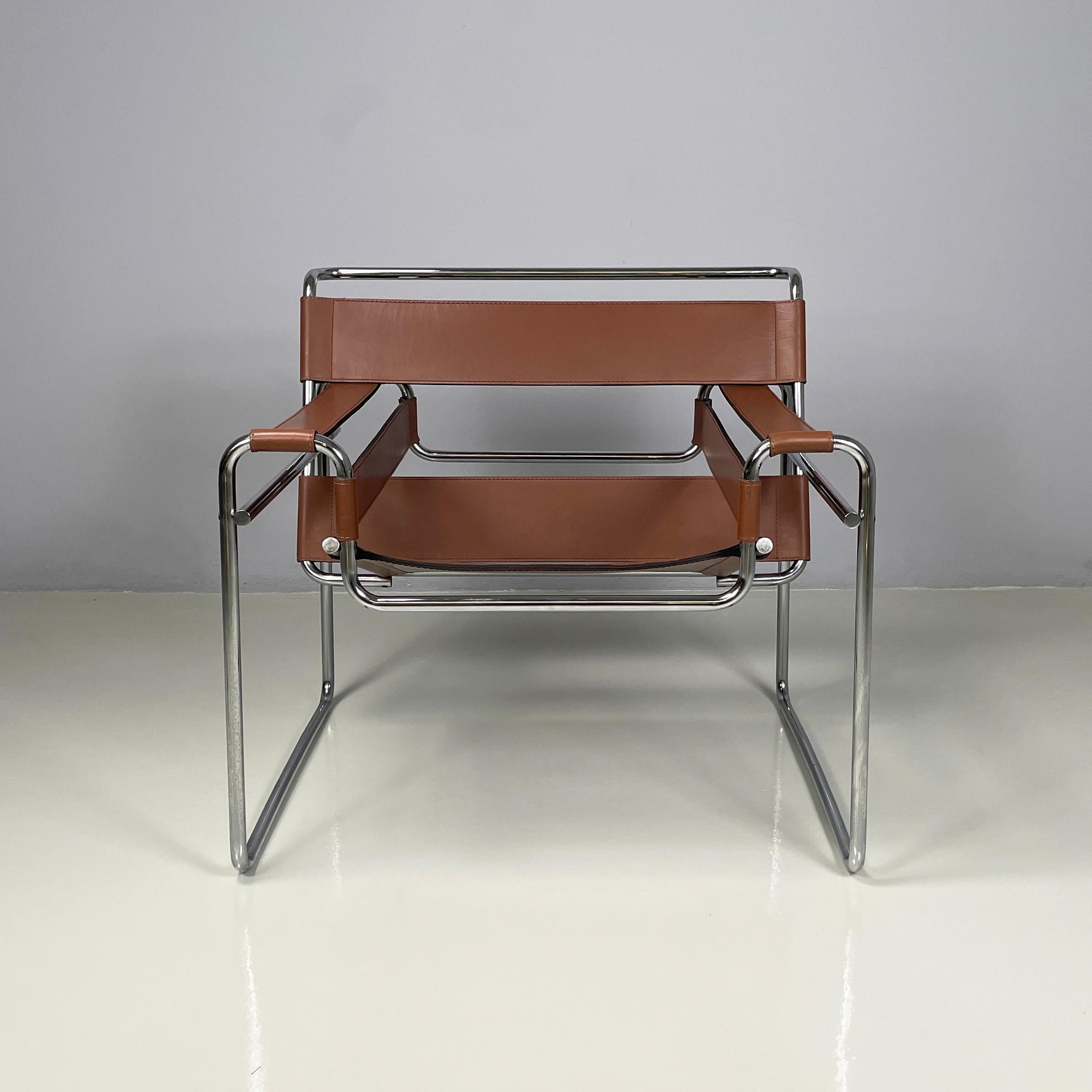 Italian mid-century modern Brown leather armchairs Wassily by Marcel Breuer for Gavina, 1960s
Pair of armchairs mod. Wassily or B3 in brown leather. The backrest, armrests and seat are made entirely of brown leather, with visible stitching. The