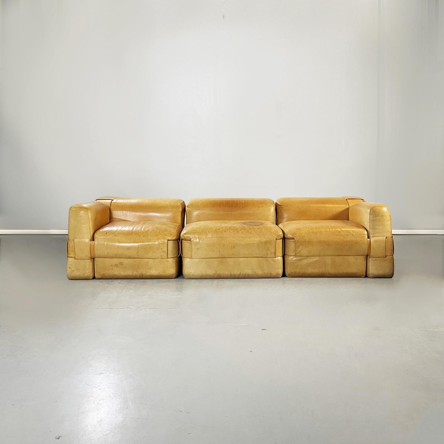 Italian mid-century brown leather modular sofa 932 by Bellini for Cassina, 1960s.
Modular sofa model n932 in light brown leather. The three seats are rectangular. The different cushions of the individual modules are held together by some leather