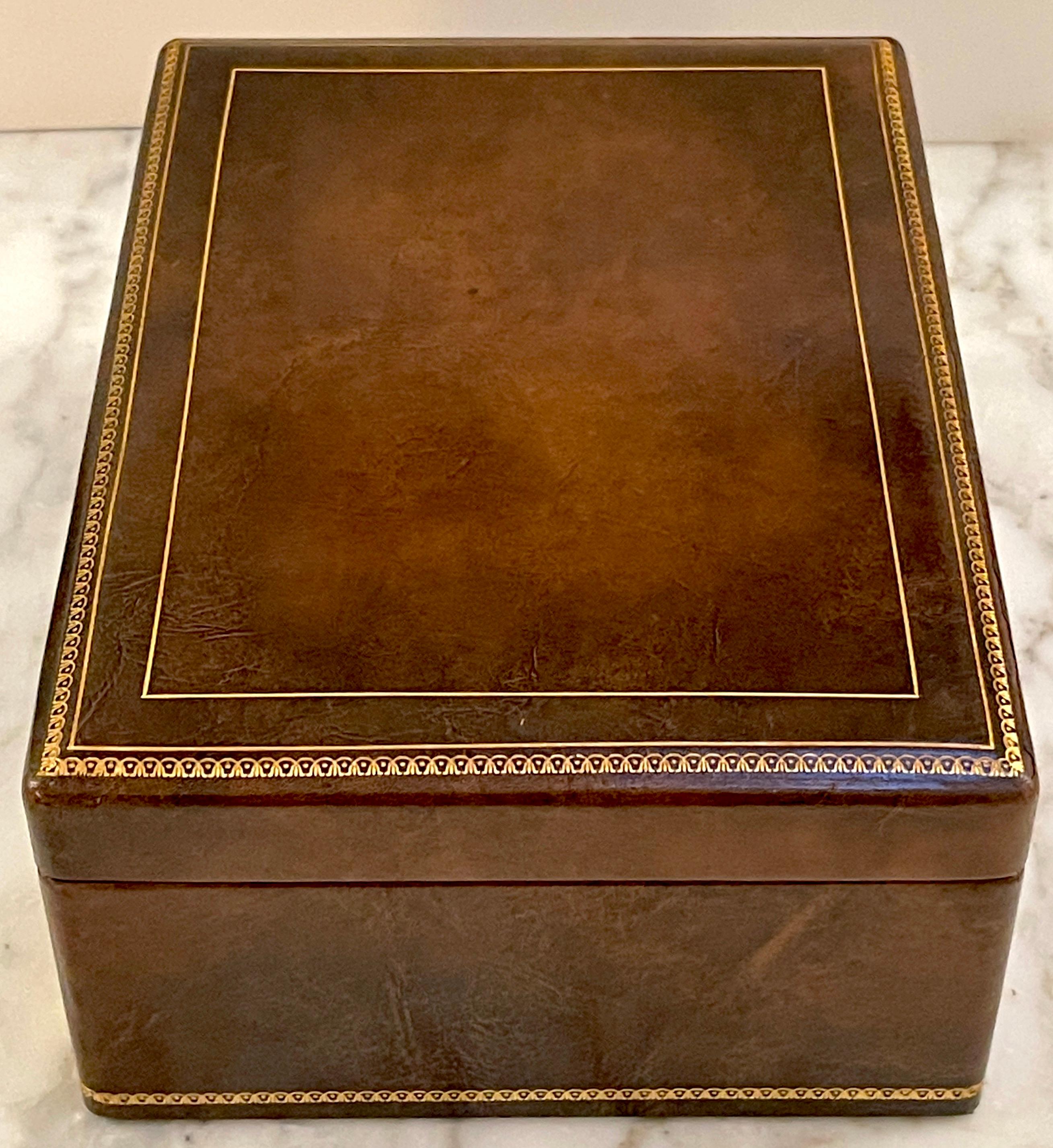 Doré Humidor néoclassique italien du milieu du siècle en cuir Brown avec dorure en vente