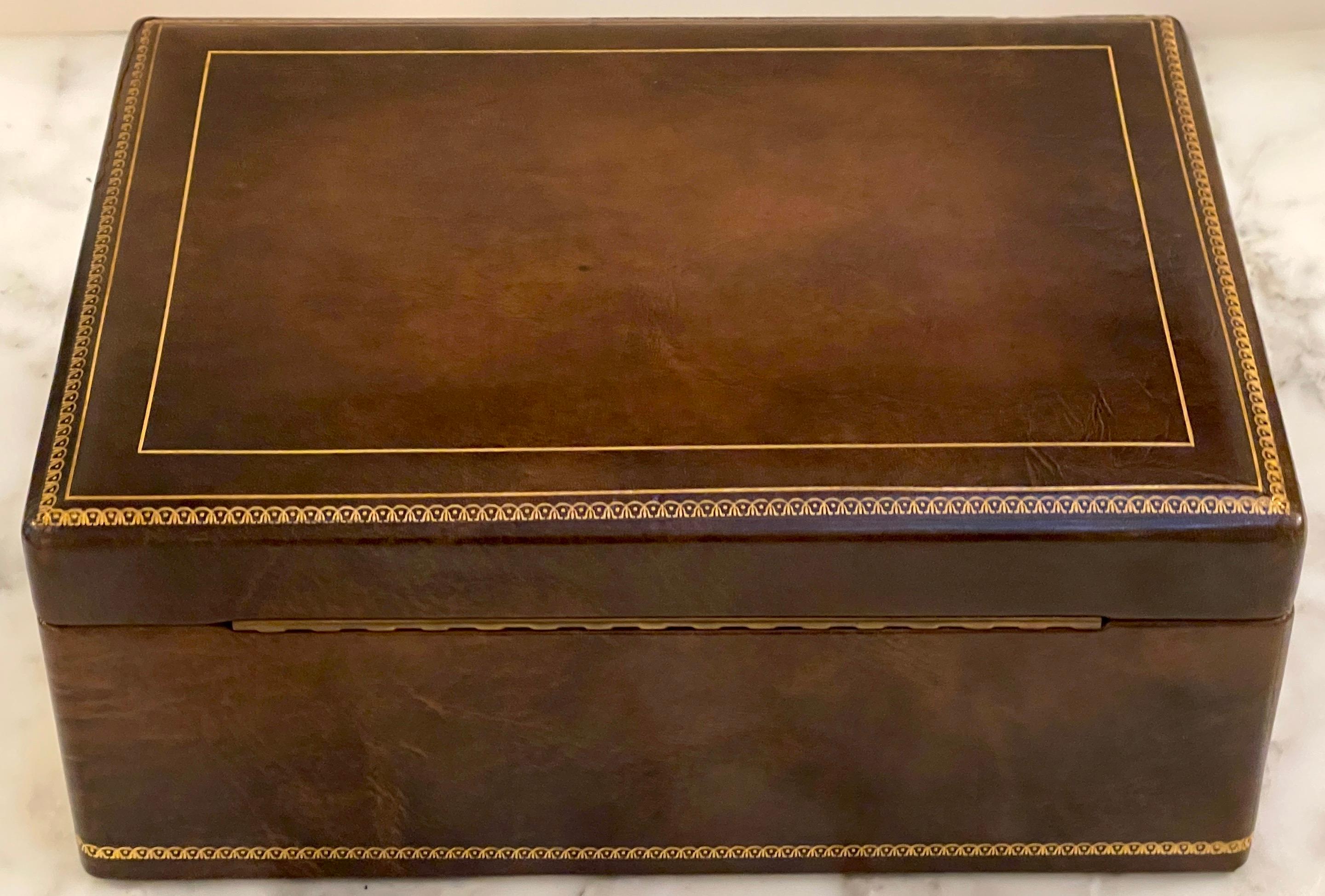 Italienischer neoklassischer Humidor aus braunem Leder mit vergoldeten Werkzeugen aus der Mitte des Jahrhunderts (20. Jahrhundert) im Angebot