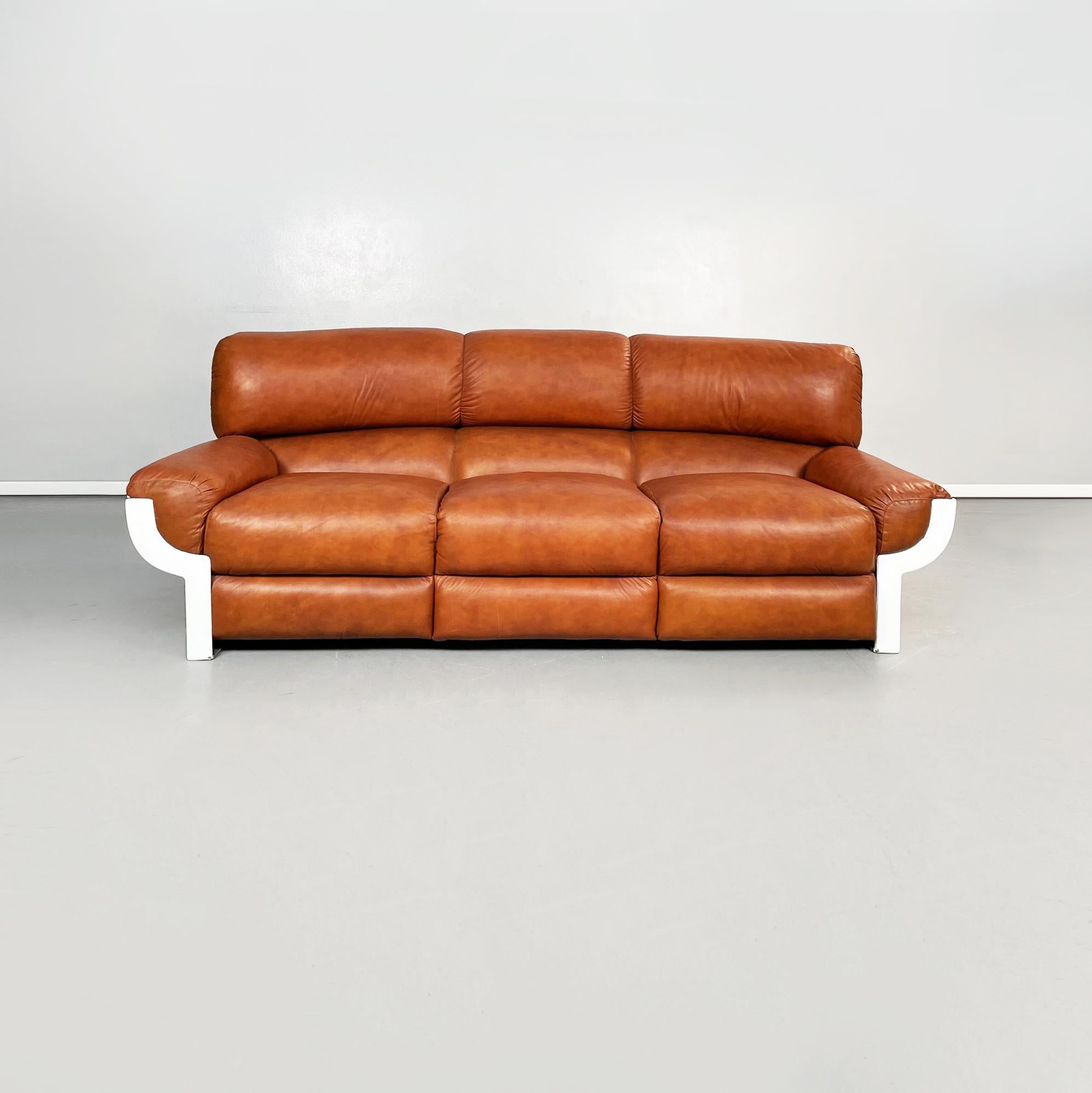 Italian mid-century Brown leather and plastic sofa Flou by Betti for Habitat Ids, 1970s
A three-seater sofa mod. Flou. The rectangular seat is made up of 3 padded cushions covered in cognac brown leather. The backrest, padded and upholstered in
