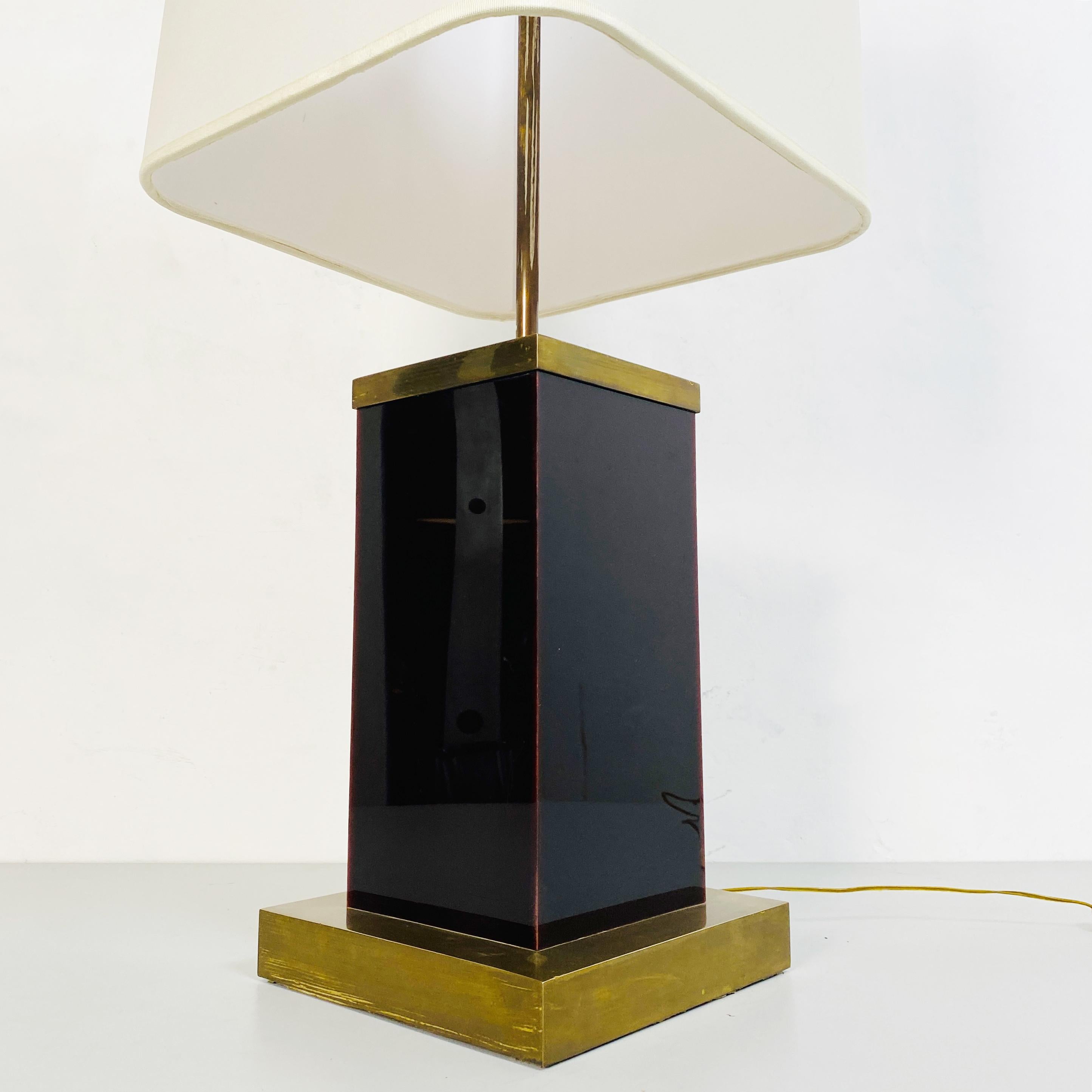 Italian Mid-Century Brown Plexiglass, White Fabric and Brass Table Lamp, 1970s In Good Condition For Sale In MIlano, IT
