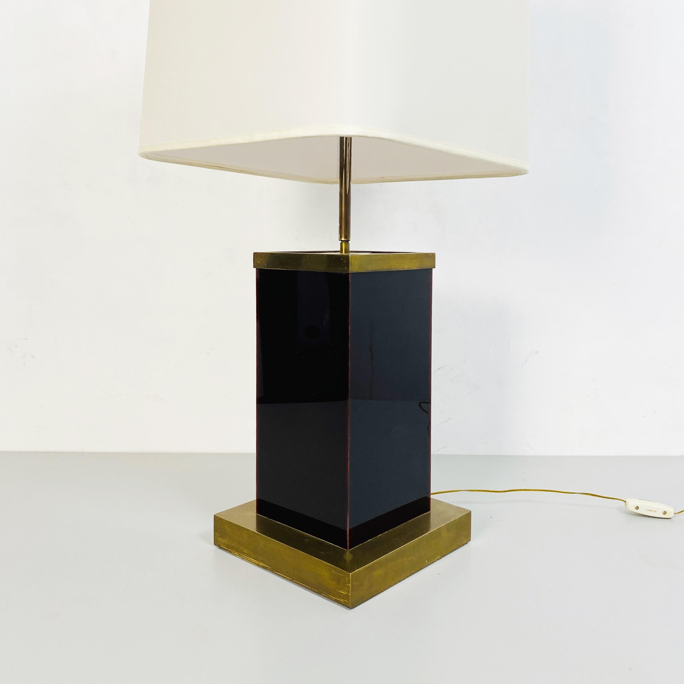 Fin du 20e siècle Lampe de table italienne du milieu du siècle en plexiglas Brown, tissu blanc et laiton, années 1970 en vente