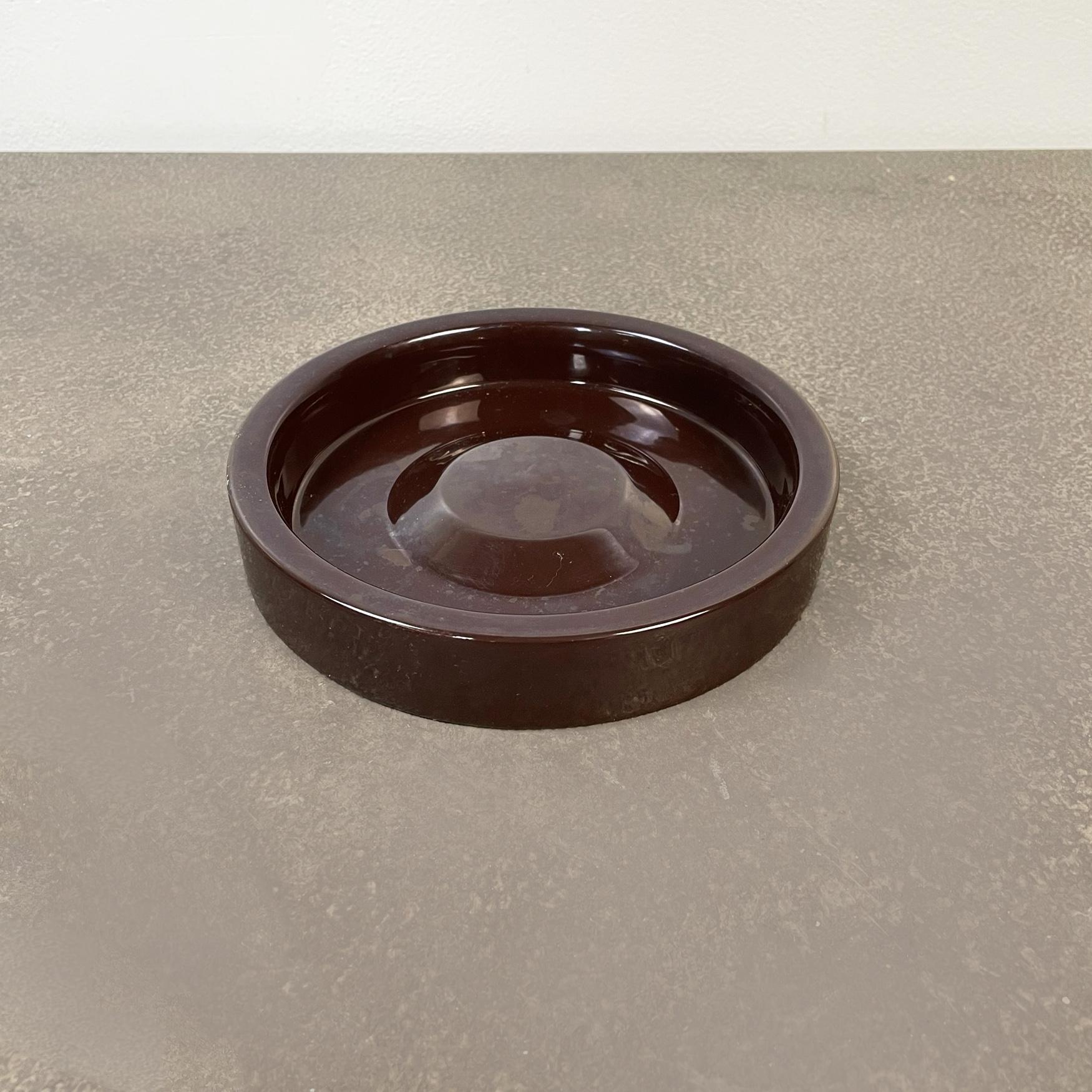 Italian mid-century brown porcelain stoneware ashtray by Mangiarotti for Danese, 1970s
Round ashtray in brown porcelain stoneware.
Produced by Danese in 1970s and designed by Angelo Mangiarotti. Logo on the back.
Good conditions.
Measurements in