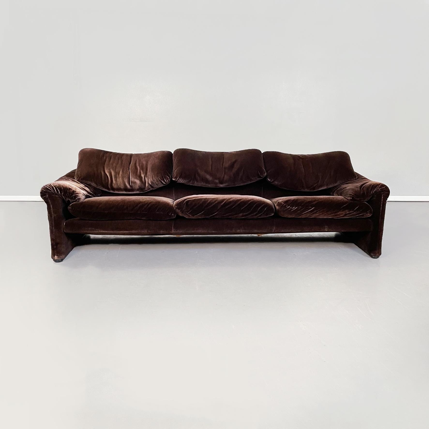 Italian mid-century brown velvet Maralunga sofa by Magistretti for Cassina, 1970s
Maralunga three-seater sofa covered entirely in dark brown velvet. It has a steel structure consisting of two large lateral legs from which the armrests start, the