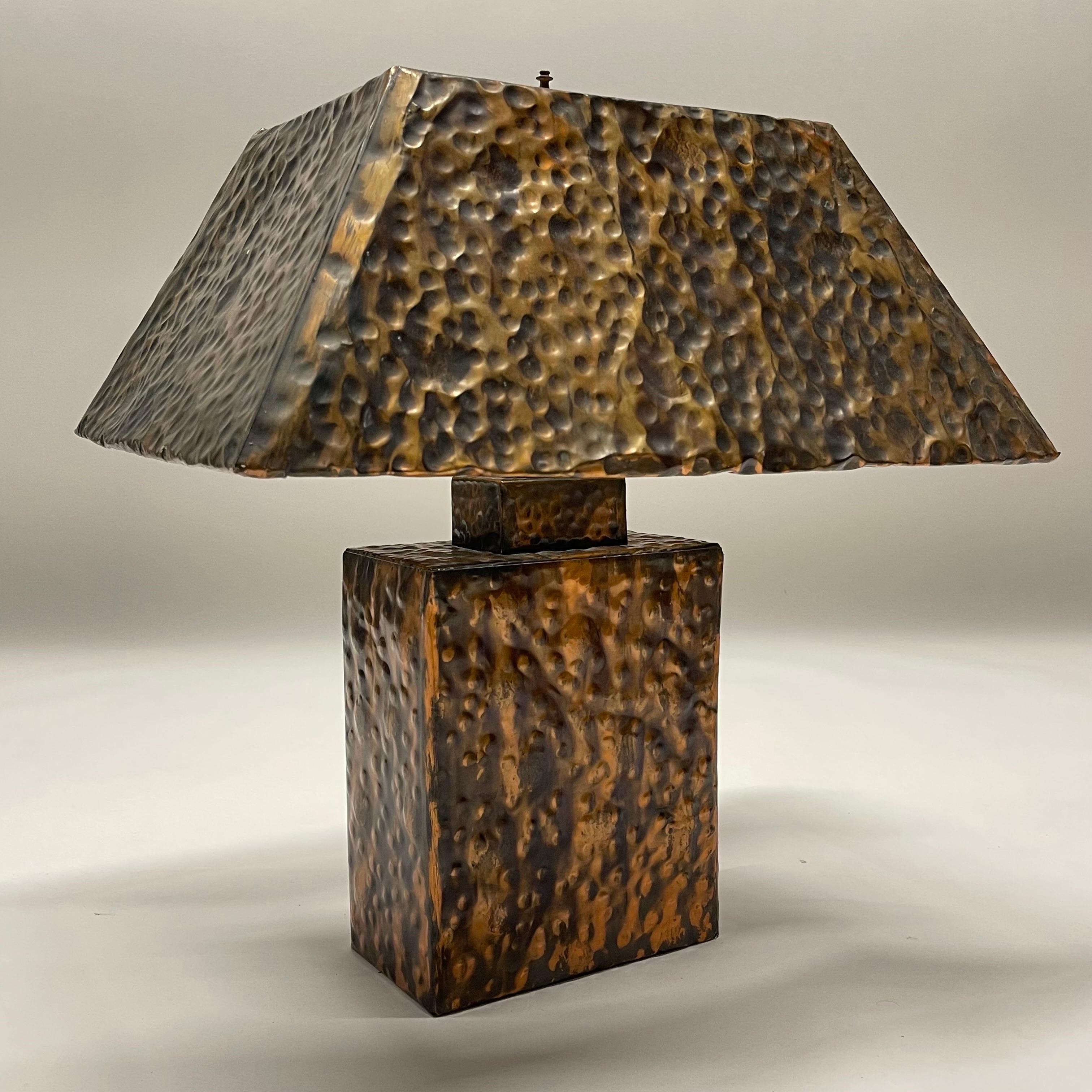 Unique midcentury table lamp rendered in handmade hammered copper welded and formed with matching shade. Italy, circa 1970s.