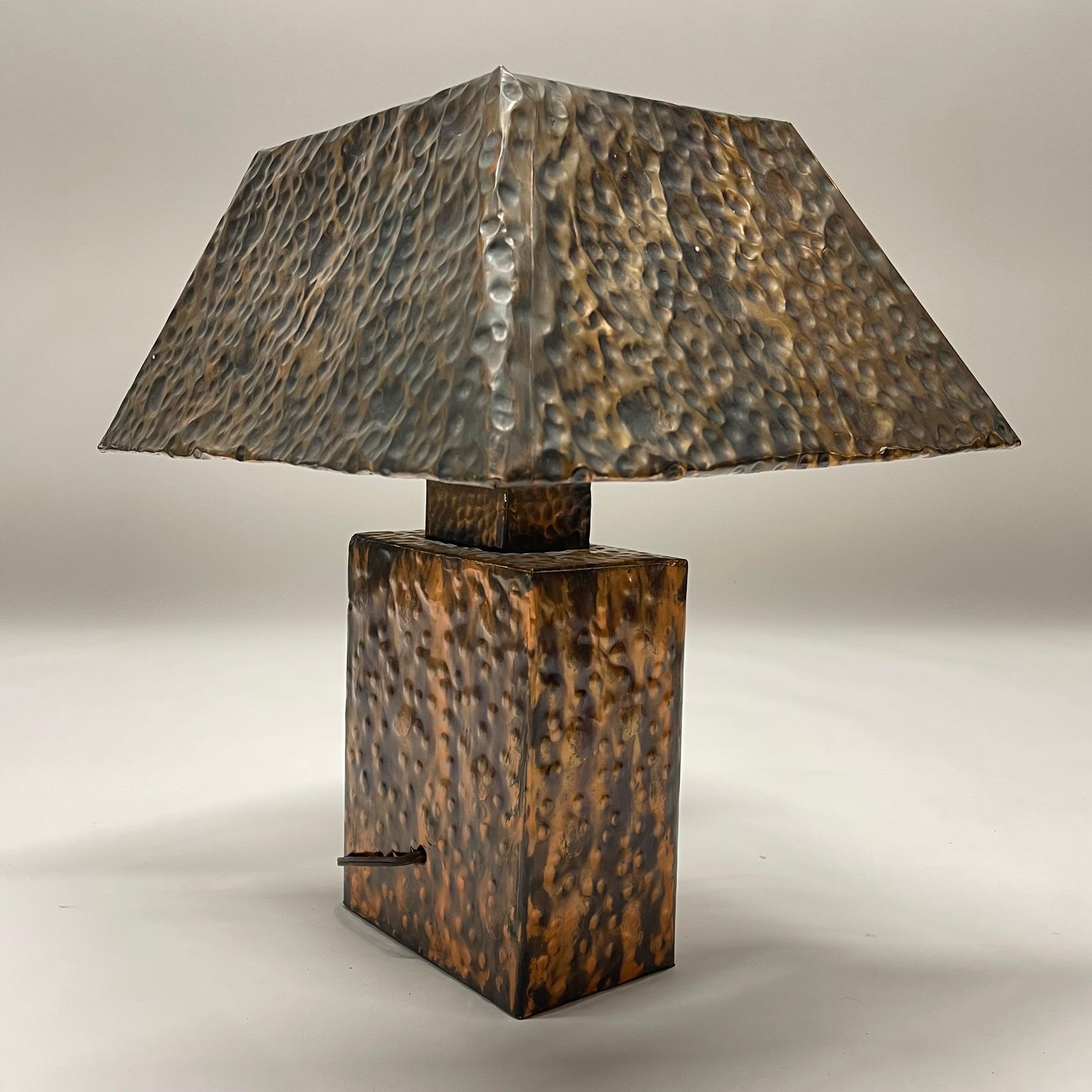 Italian Mid-Century Brutalist Hand Hammered Copper Lamp and Shade, Italy, 1970s In Good Condition For Sale In Miami, FL