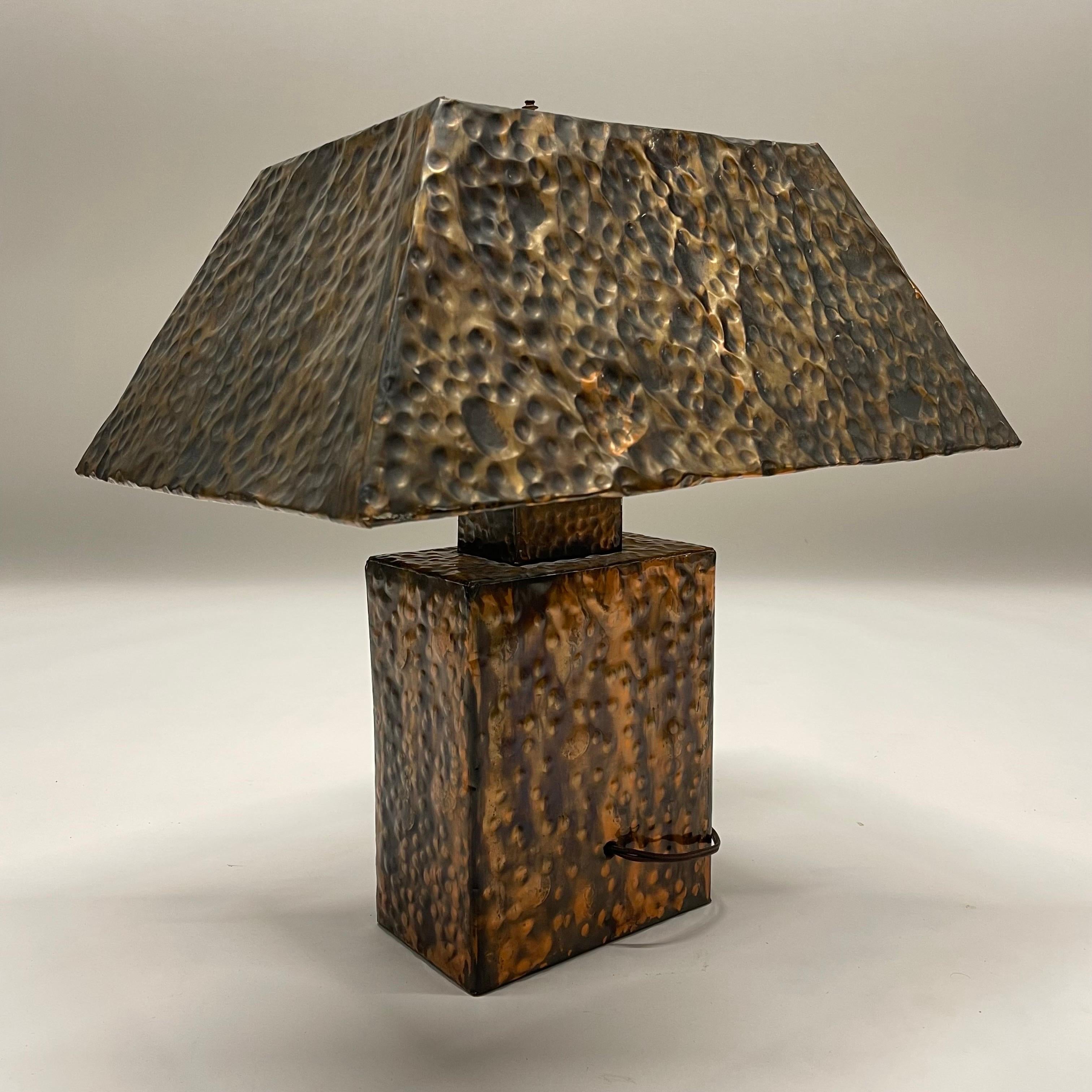 Italian Mid-Century Brutalist Hand Hammered Copper Lamp and Shade, Italy, 1970s For Sale 1