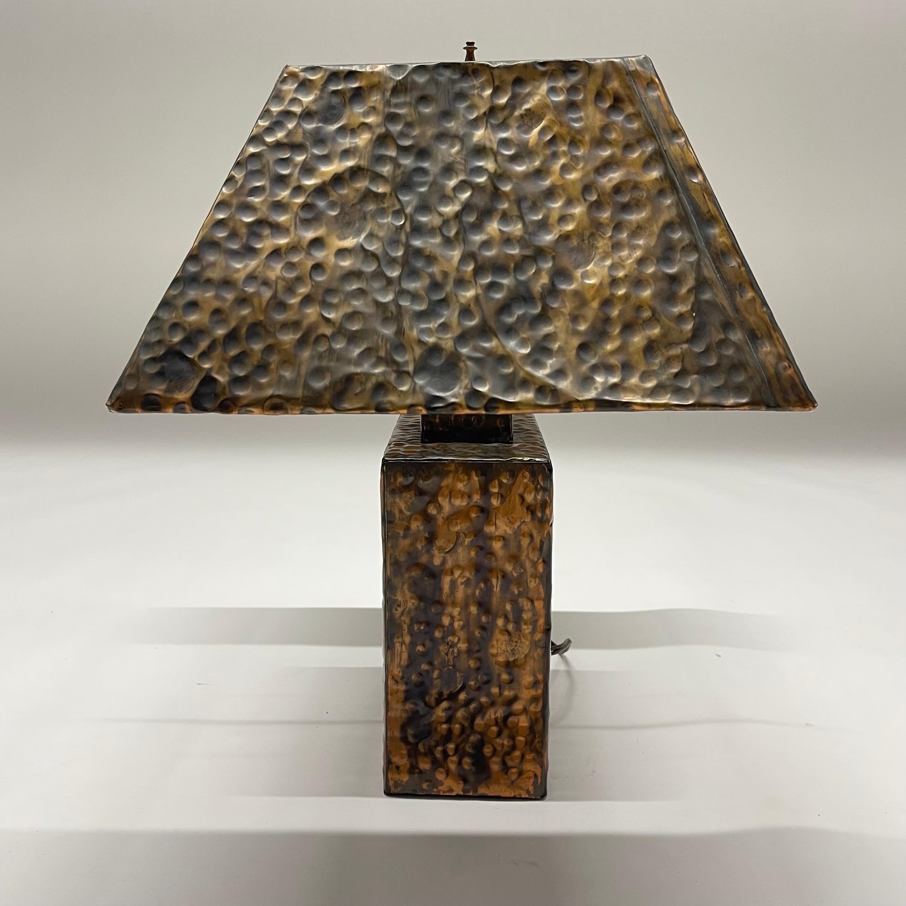 Italian Mid-Century Brutalist Hand Hammered Copper Lamp and Shade, Italy, 1970s For Sale 2