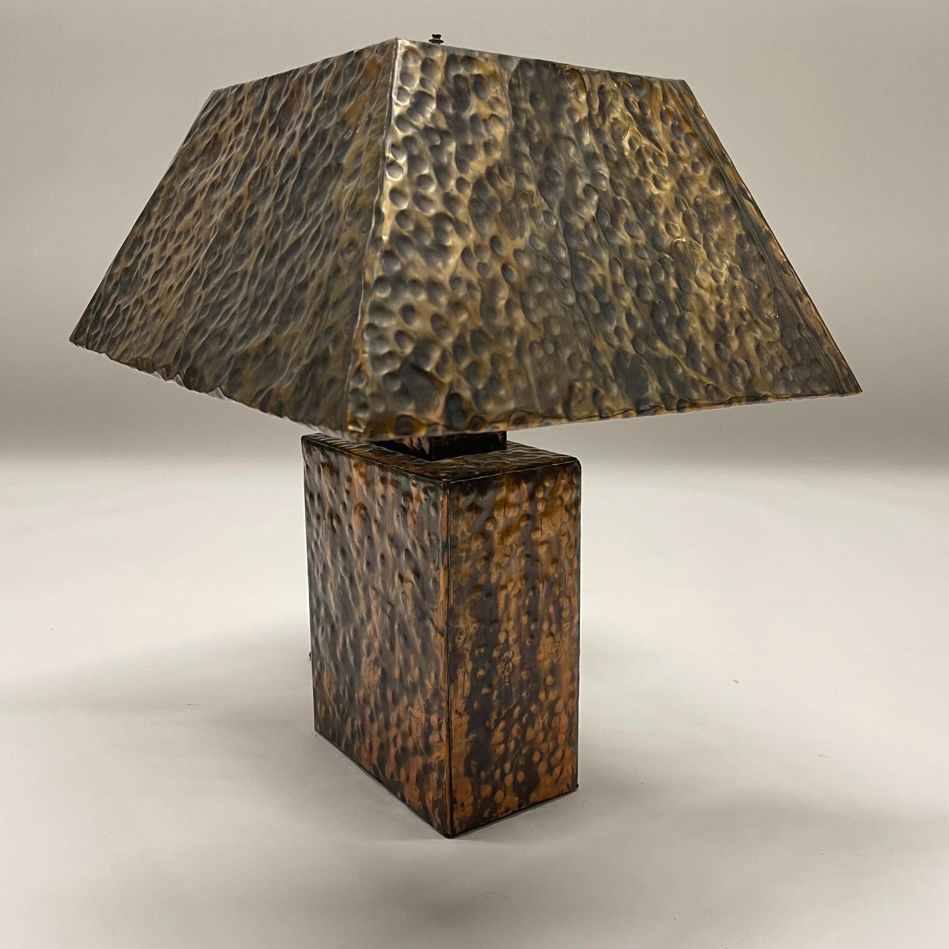 Italian Mid-Century Brutalist Hand Hammered Copper Lamp and Shade, Italy, 1970s For Sale 3