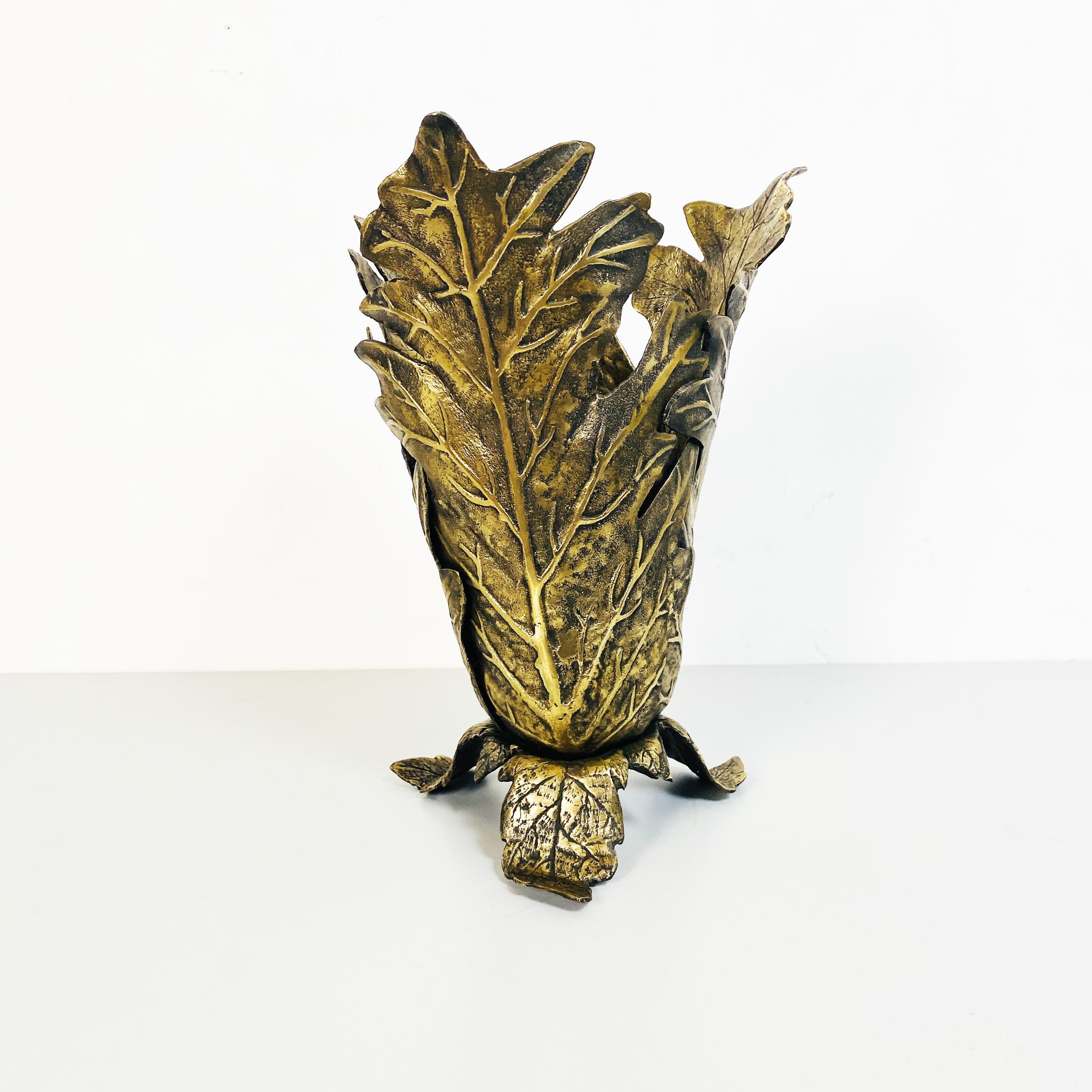 Italian mid-century Burnished brass umbrella stand, 1960s
Umbrella stand in the shape of leaves in burnished brass, there is an internal container.
1960s
Good conditions.
Measures in cm 34x34x46h.
 