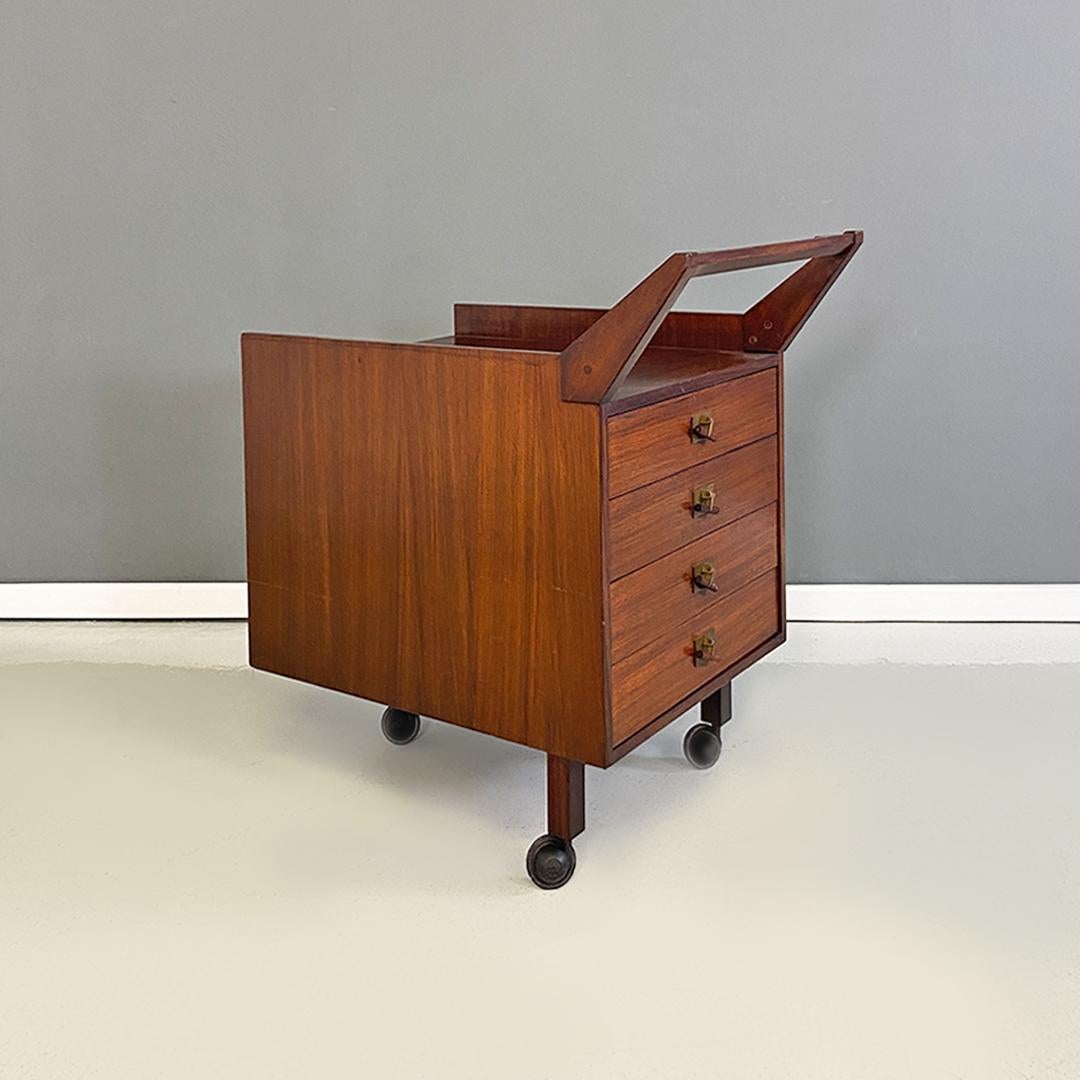 Italian Mid-Century Modern wood and brass three legs C24 cabinet or drawers by Franco Albini and Franca Helg for Poggi in 1958.
Cabinet with four drawers or chest of drawers model C24, with three legs, on wheels with wooden structure with small