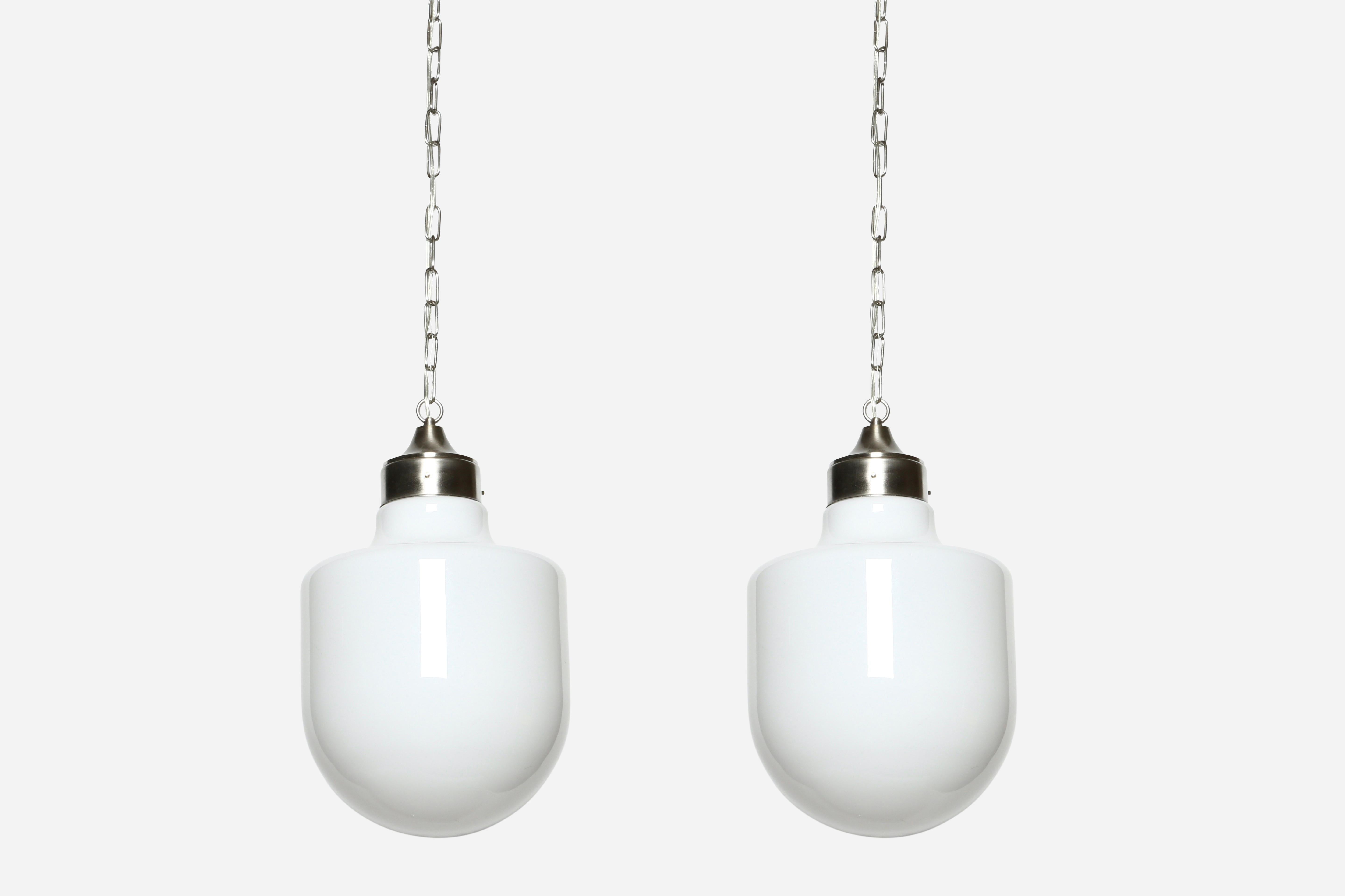 Grande suspension italienne
Italie, années 1960
Verre, métal nickelé
Corps du pendentif 13 pouces par 22 pouces.
La hauteur de chute est réglable.
Rewired for US.
Le prix est pour un luminaire.
1 appareil est disponible.
 