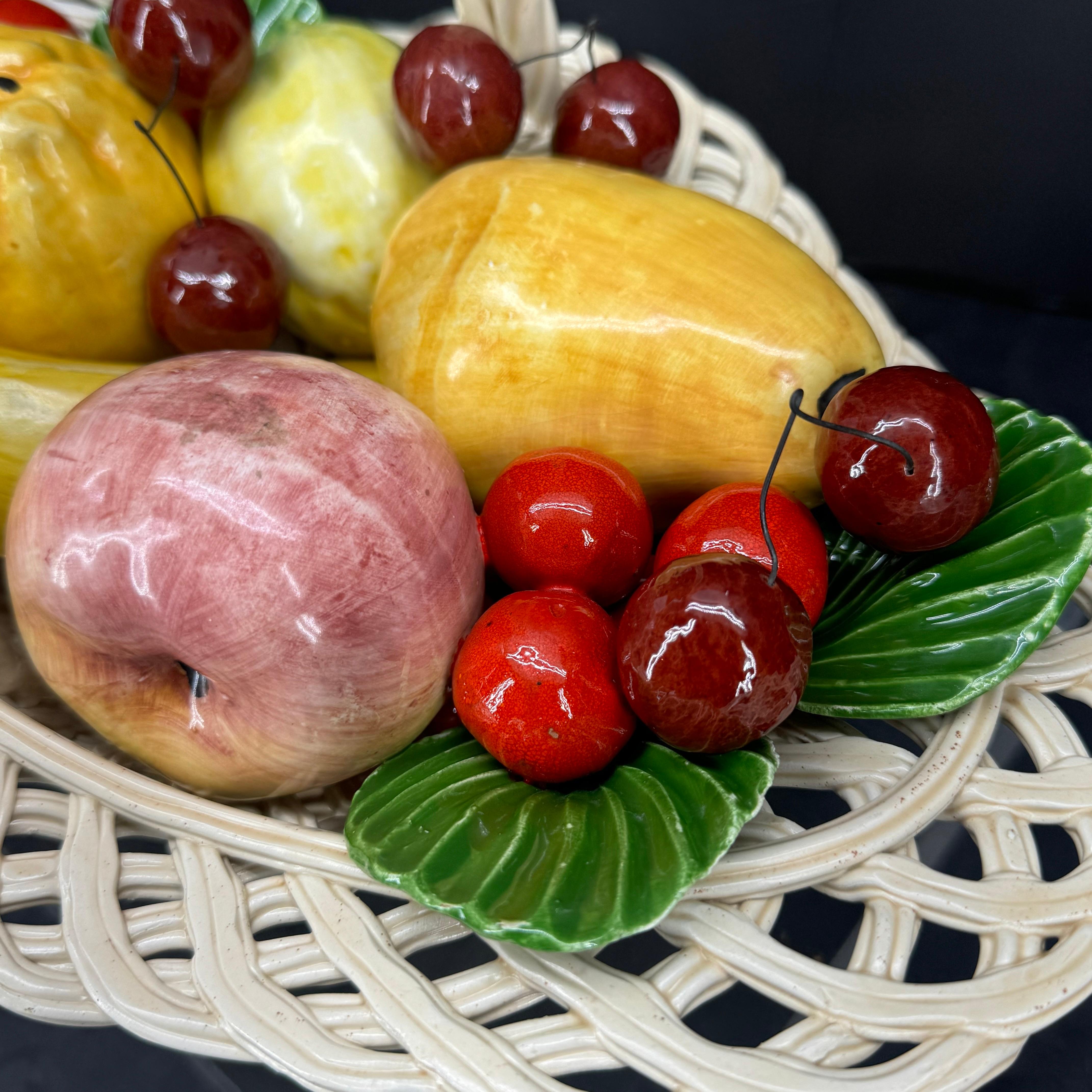 Centro de mesa de cerámica italiana de mediados de siglo con cestas de frutas en venta 2