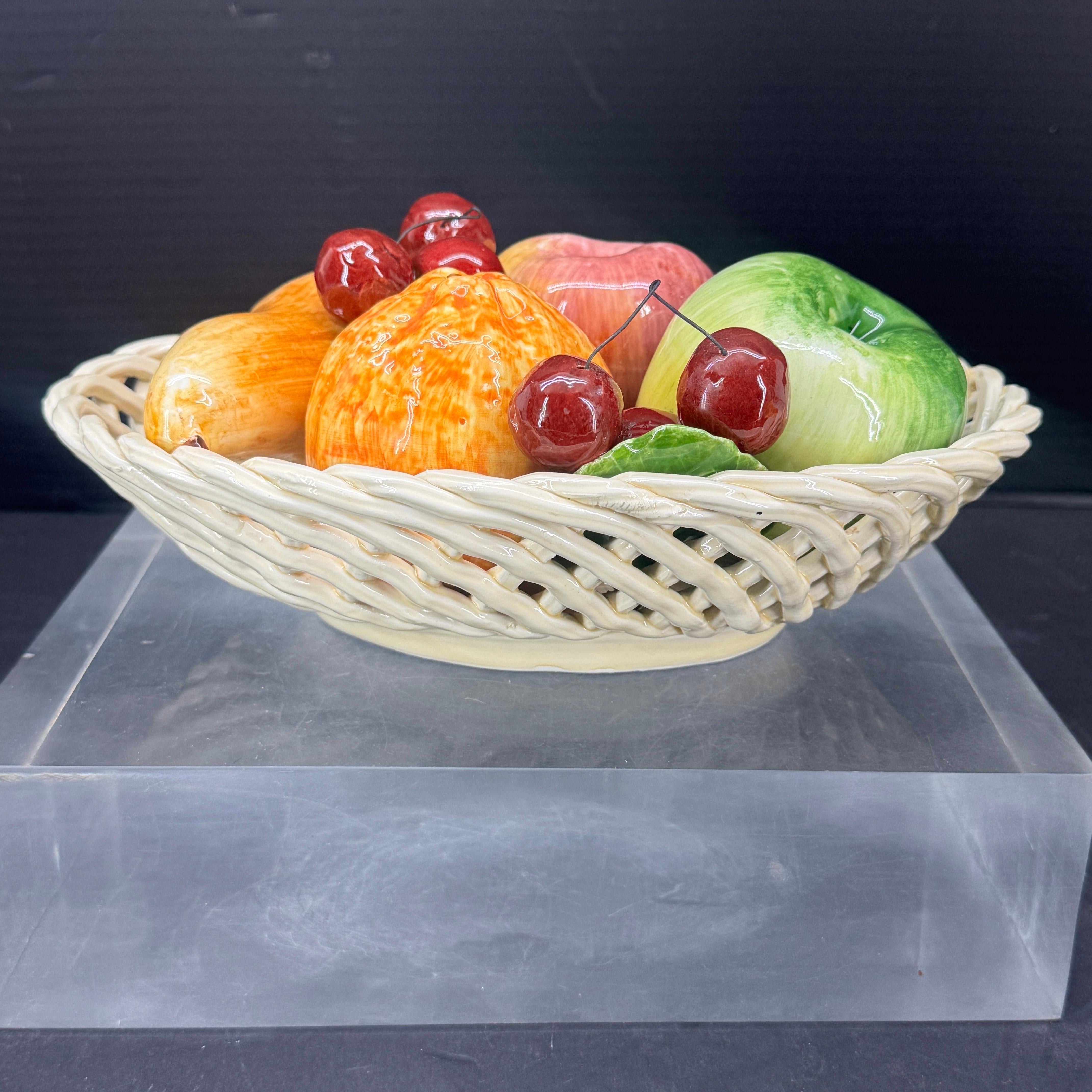 Centrotavola in ceramica a trama di cesto di frutta della metà del secolo scorso in vendita 2
