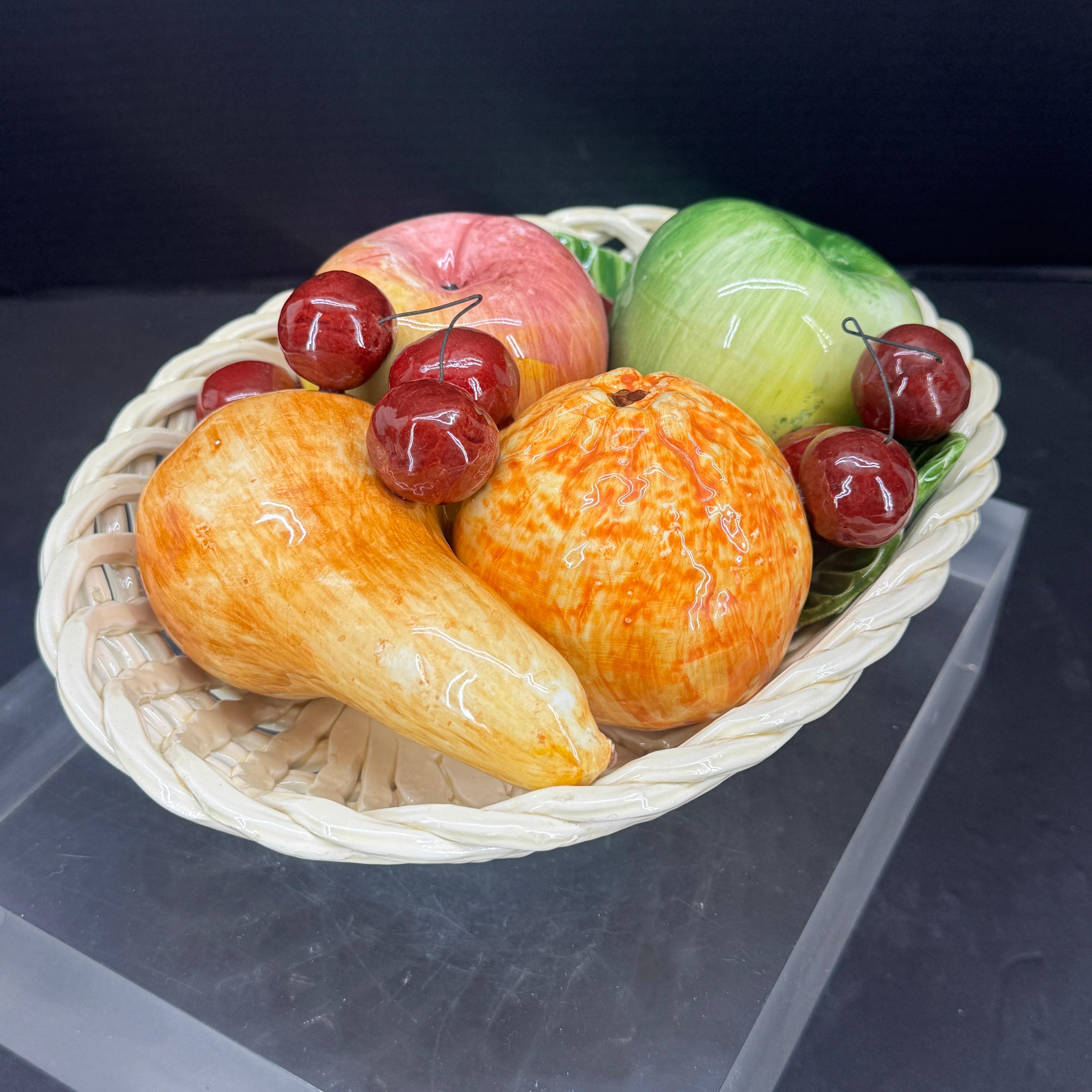 Centrotavola in ceramica a trama di cesto di frutta della metà del secolo scorso in vendita 3