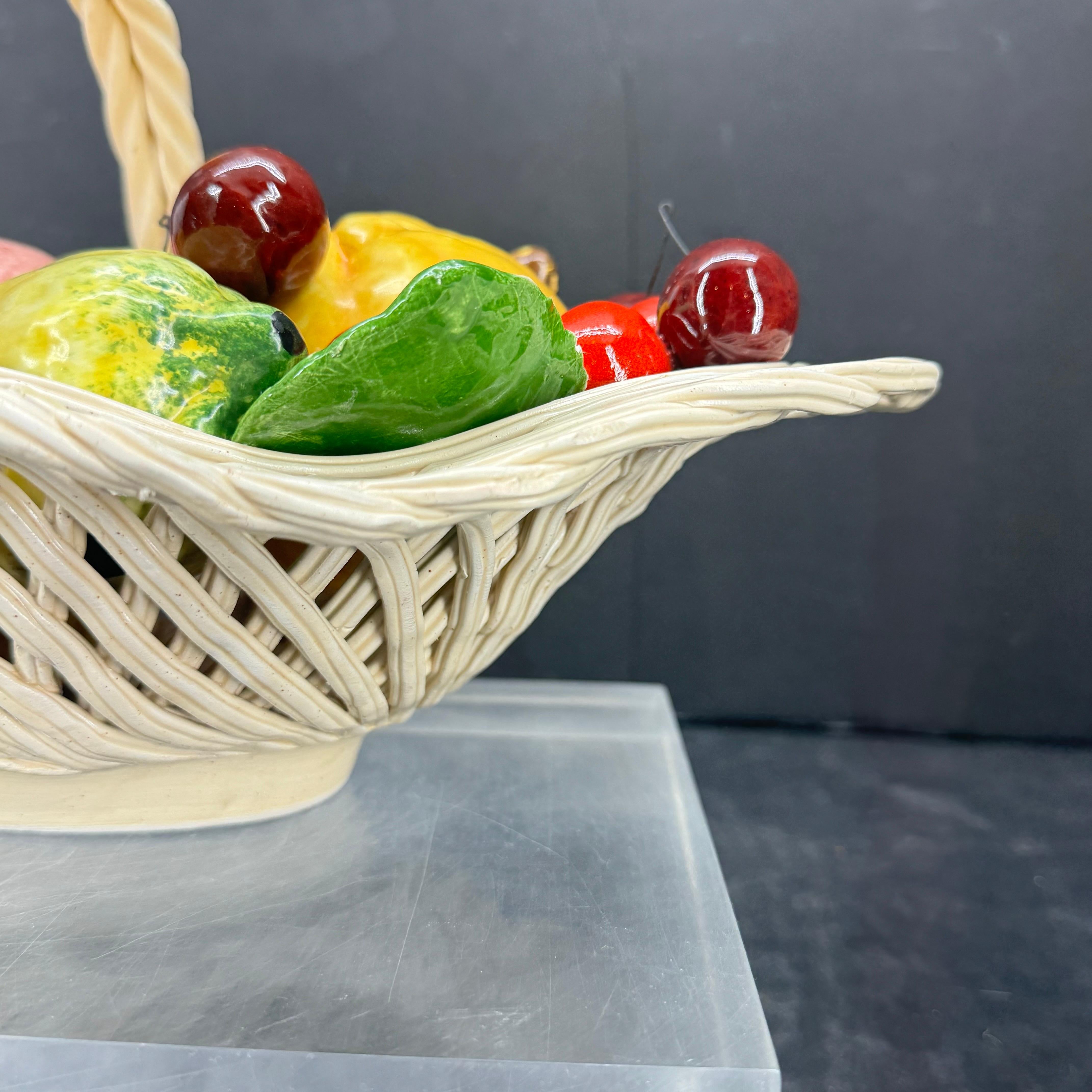 Centro de mesa de cerámica italiana de mediados de siglo con cestas de frutas en venta 5