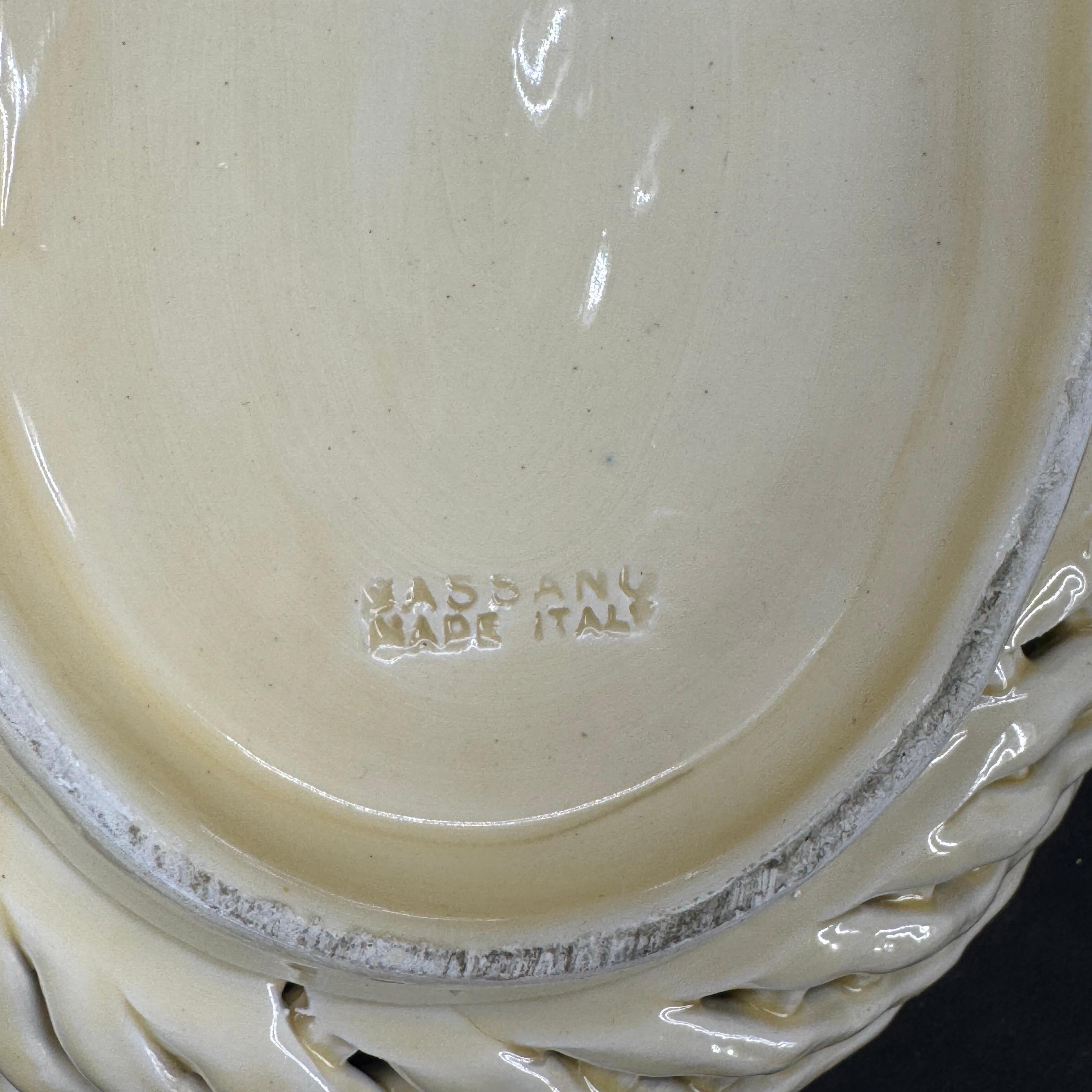 Cesto di frutta in ceramica smaltata vintage, scultura centrotavola, anni '60, Italia. Favolosa figura di cesto di frutta in ceramica smaltata italiana. Questa composta policroma è realizzata a mano con la massima attenzione ai dettagli. Il cestino