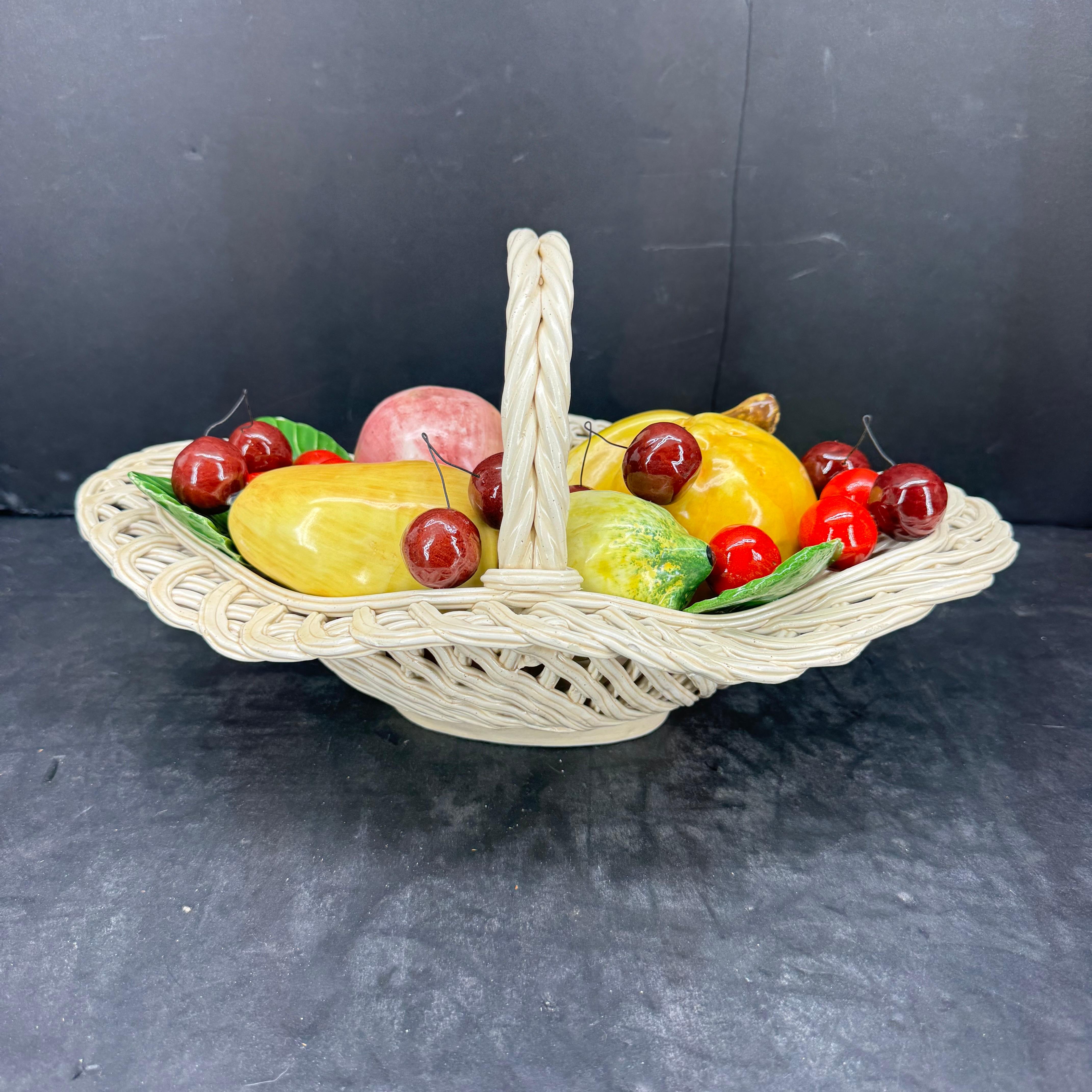 Centro de mesa de cerámica italiana de mediados de siglo con cestas de frutas Moderno de mediados de siglo en venta