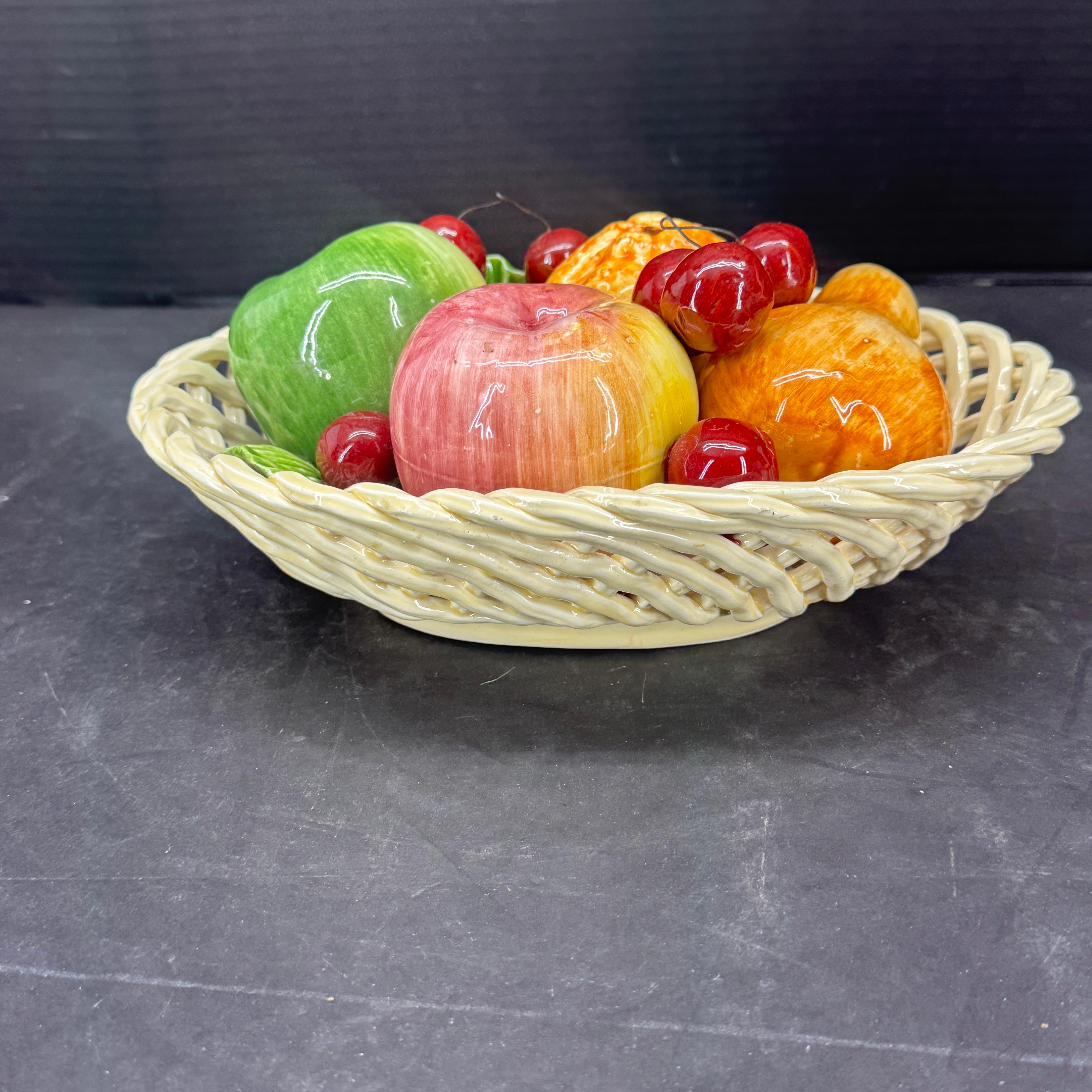 Mid-Century moderno Centrotavola in ceramica a trama di cesto di frutta della metà del secolo scorso in vendita