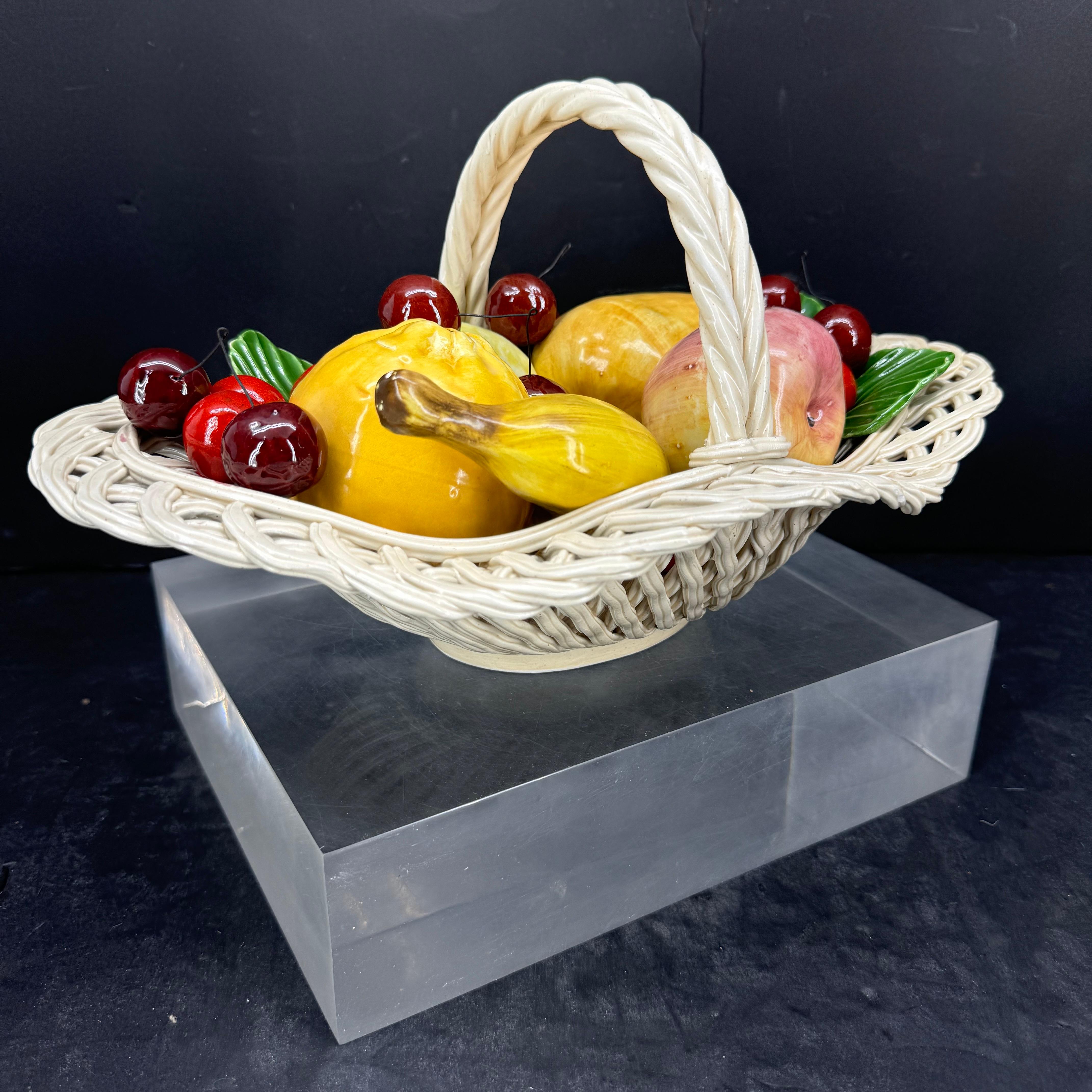 Centro de mesa de cerámica italiana de mediados de siglo con cestas de frutas Italiano en venta