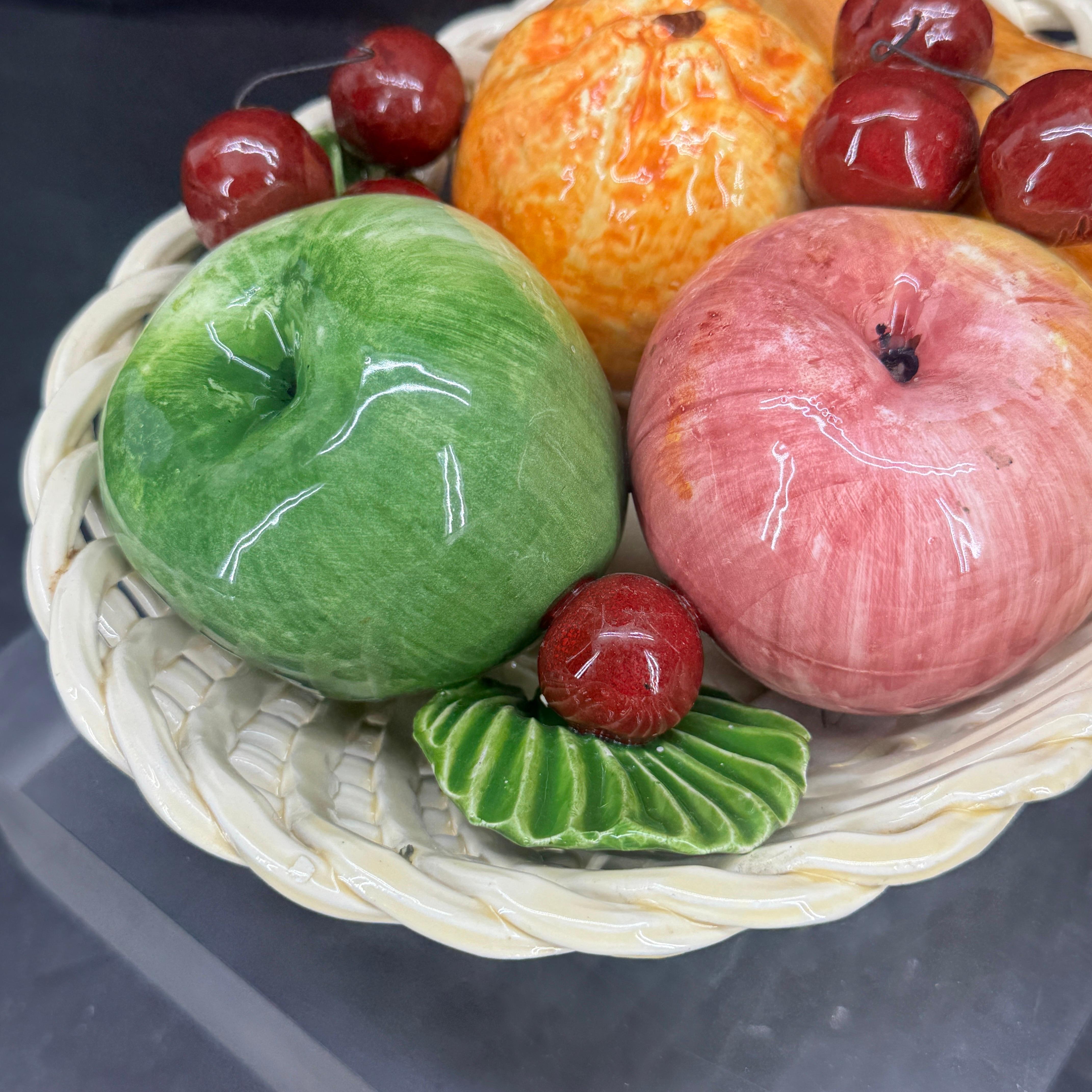 Italiano Centrotavola in ceramica a trama di cesto di frutta della metà del secolo scorso in vendita