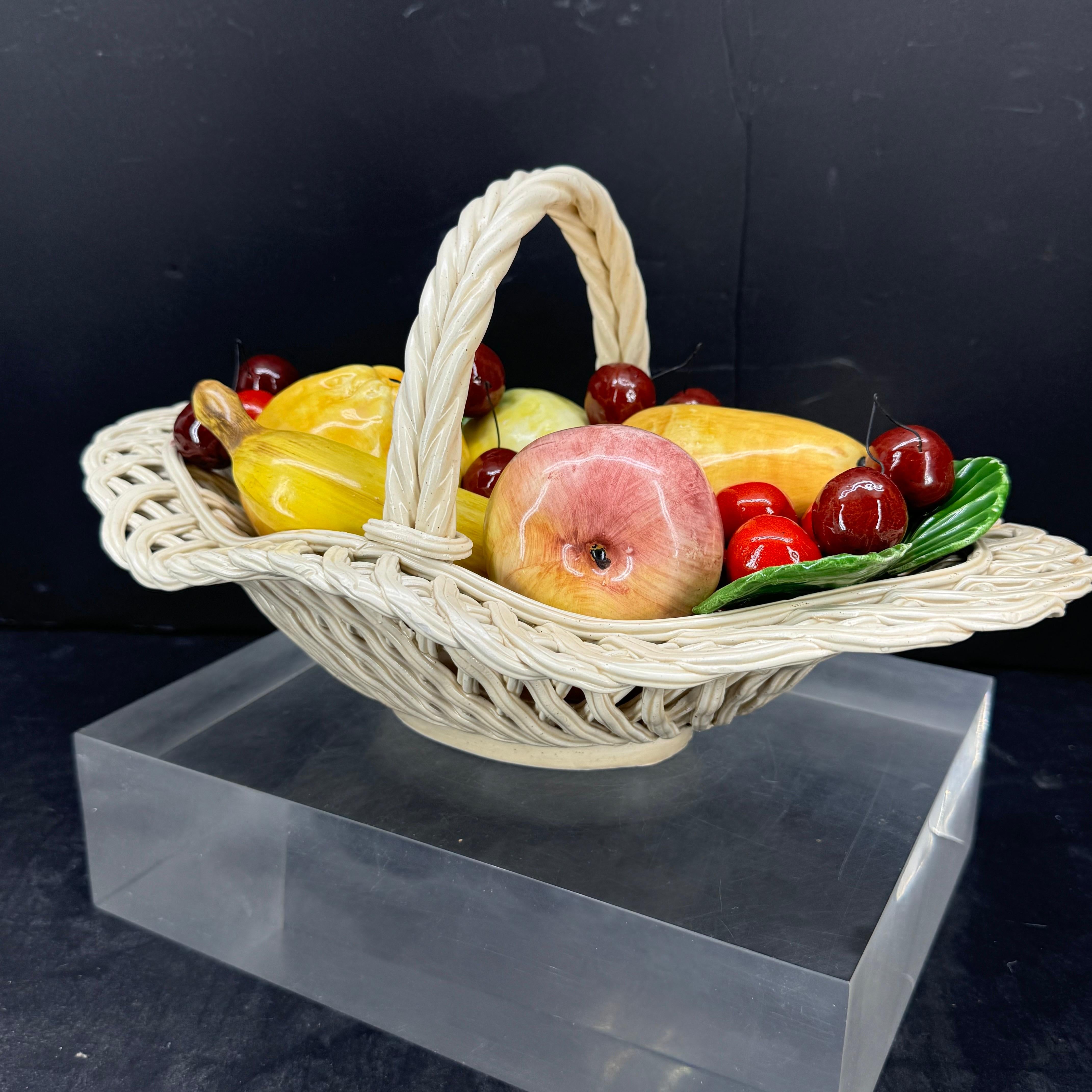 Centro de mesa de cerámica italiana de mediados de siglo con cestas de frutas Glaseado en venta