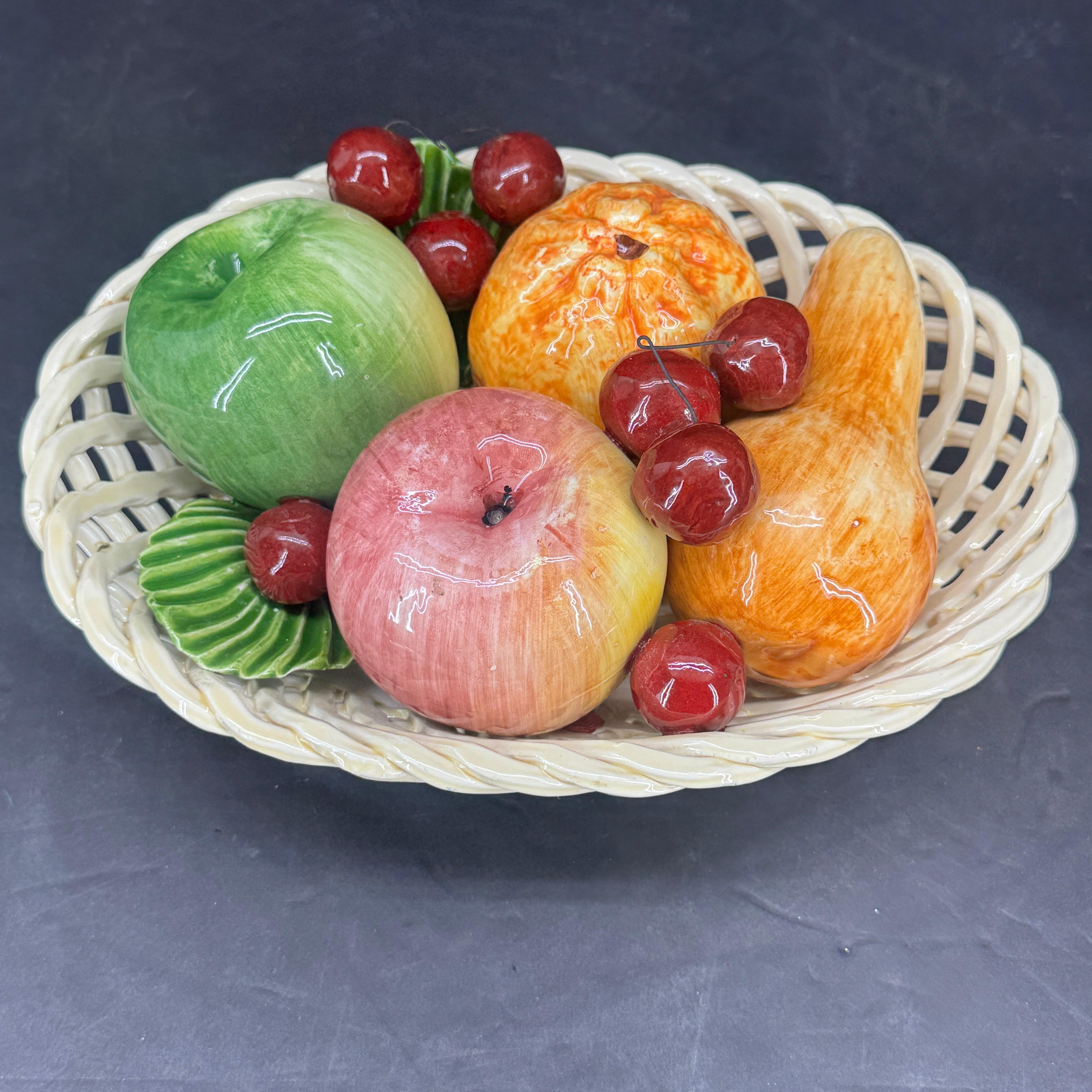 Smaltato Centrotavola in ceramica a trama di cesto di frutta della metà del secolo scorso in vendita