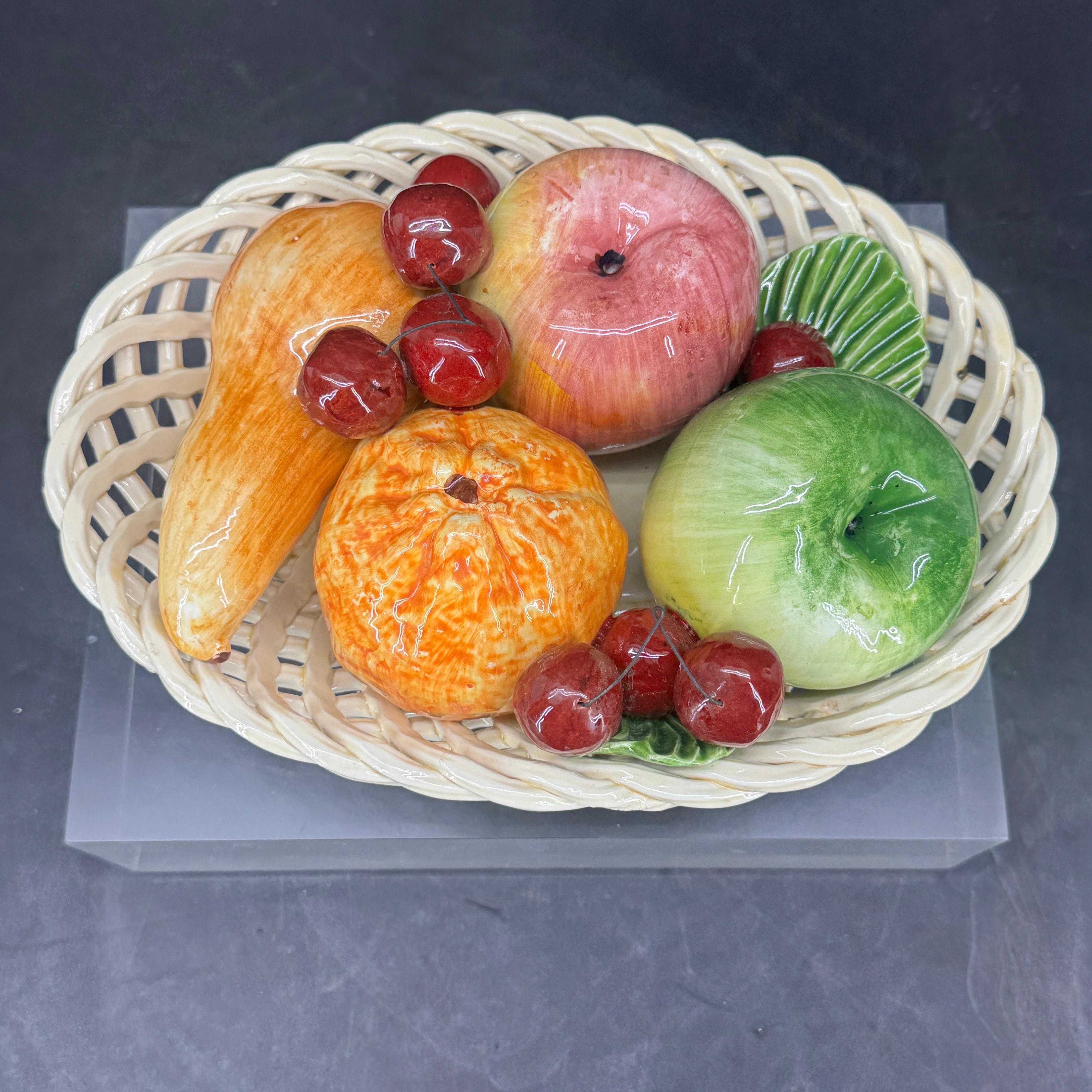 Centrotavola in ceramica a trama di cesto di frutta della metà del secolo scorso In condizioni buone in vendita a Haddonfield, NJ