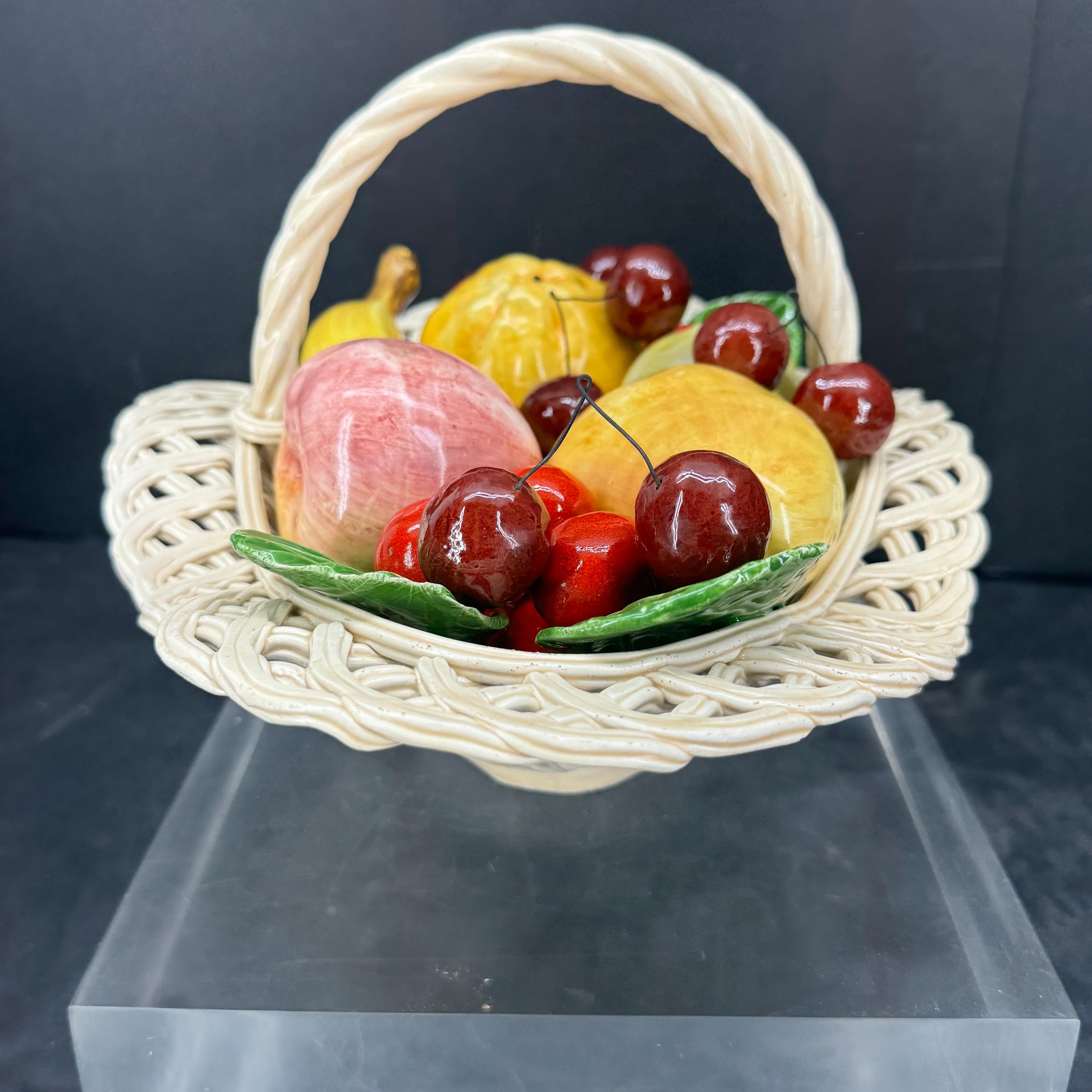 Centro de mesa de cerámica italiana de mediados de siglo con cestas de frutas siglo XX en venta