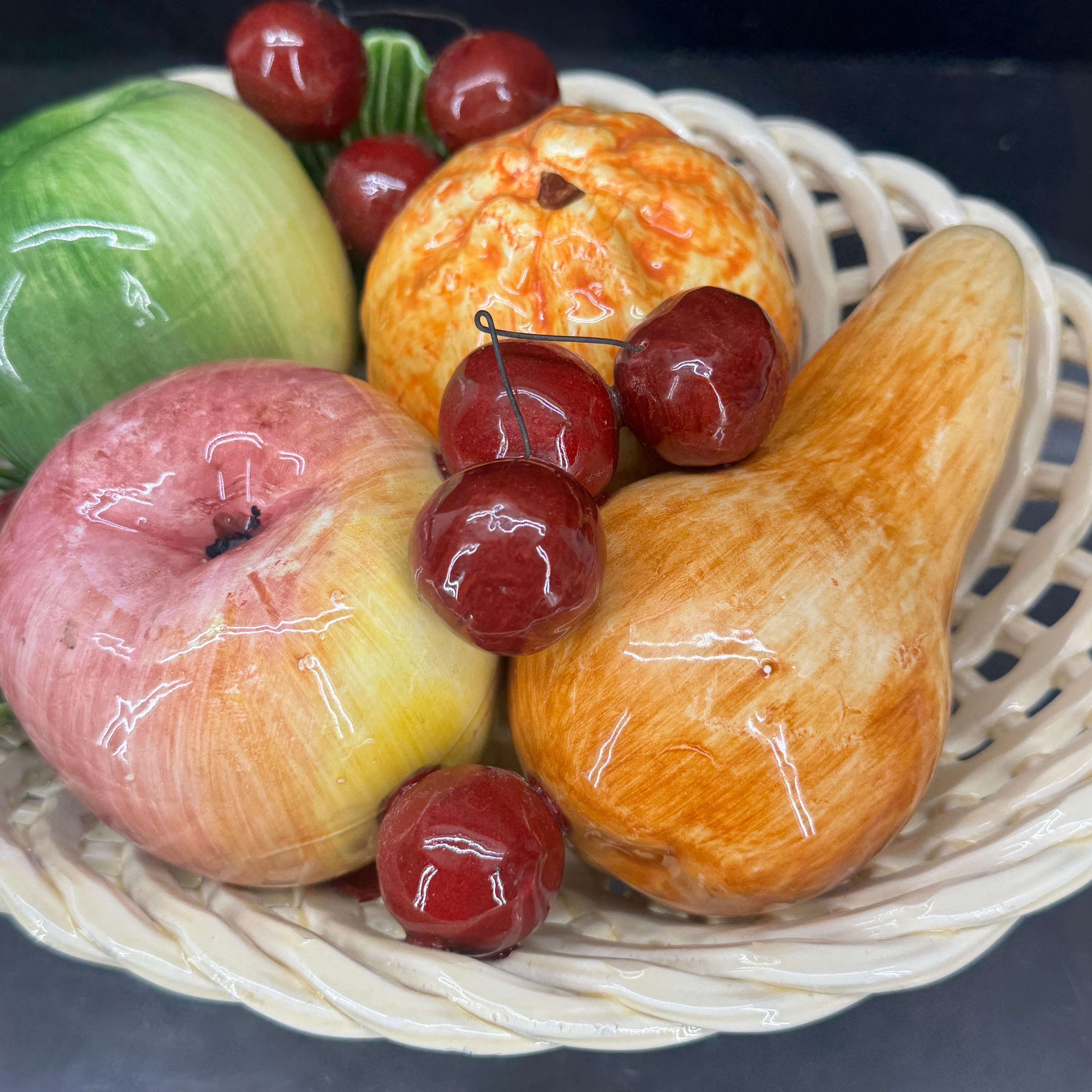 XX secolo Centrotavola in ceramica a trama di cesto di frutta della metà del secolo scorso in vendita