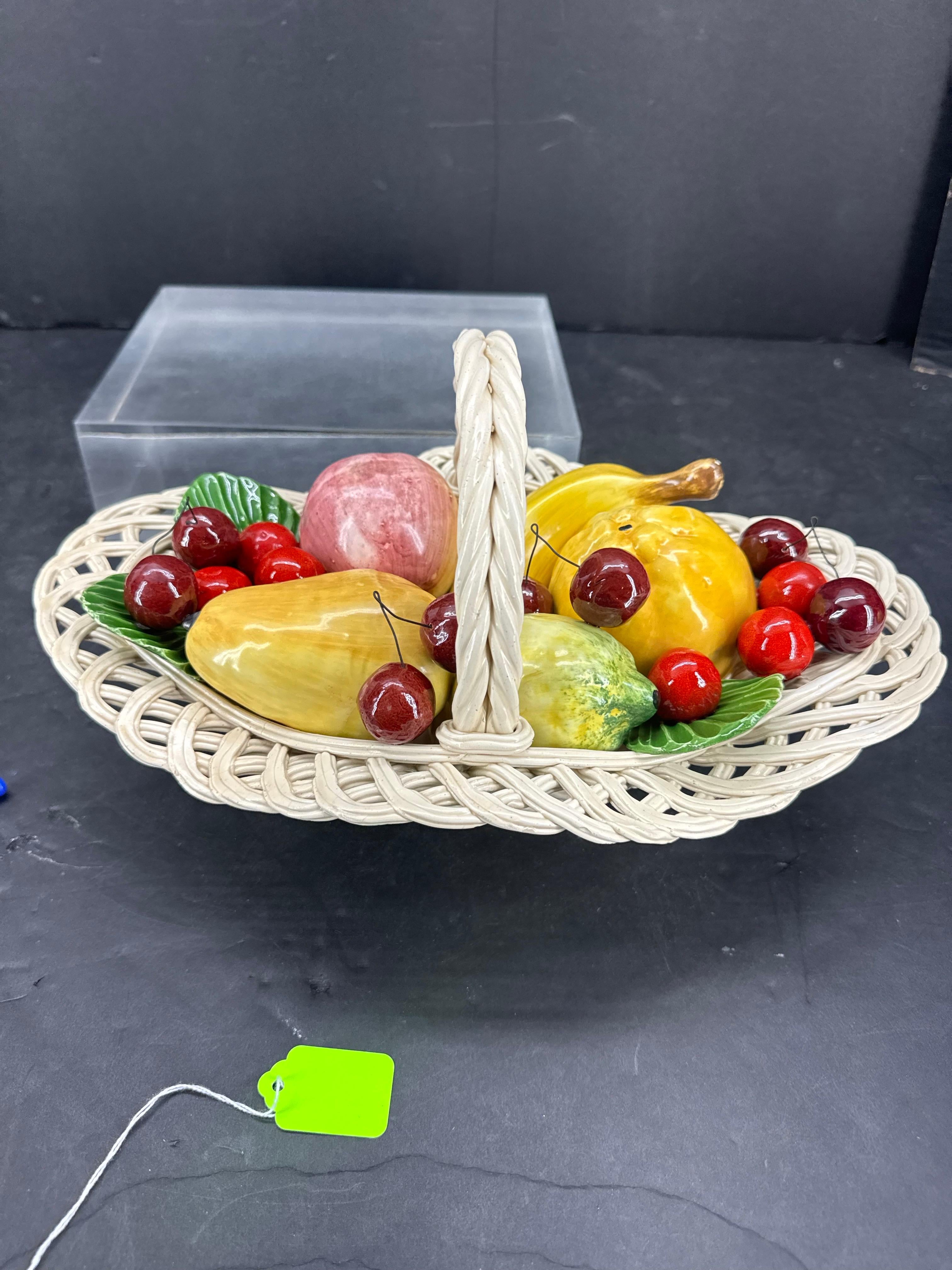 Centro de mesa de cerámica italiana de mediados de siglo con cestas de frutas Cerámico en venta
