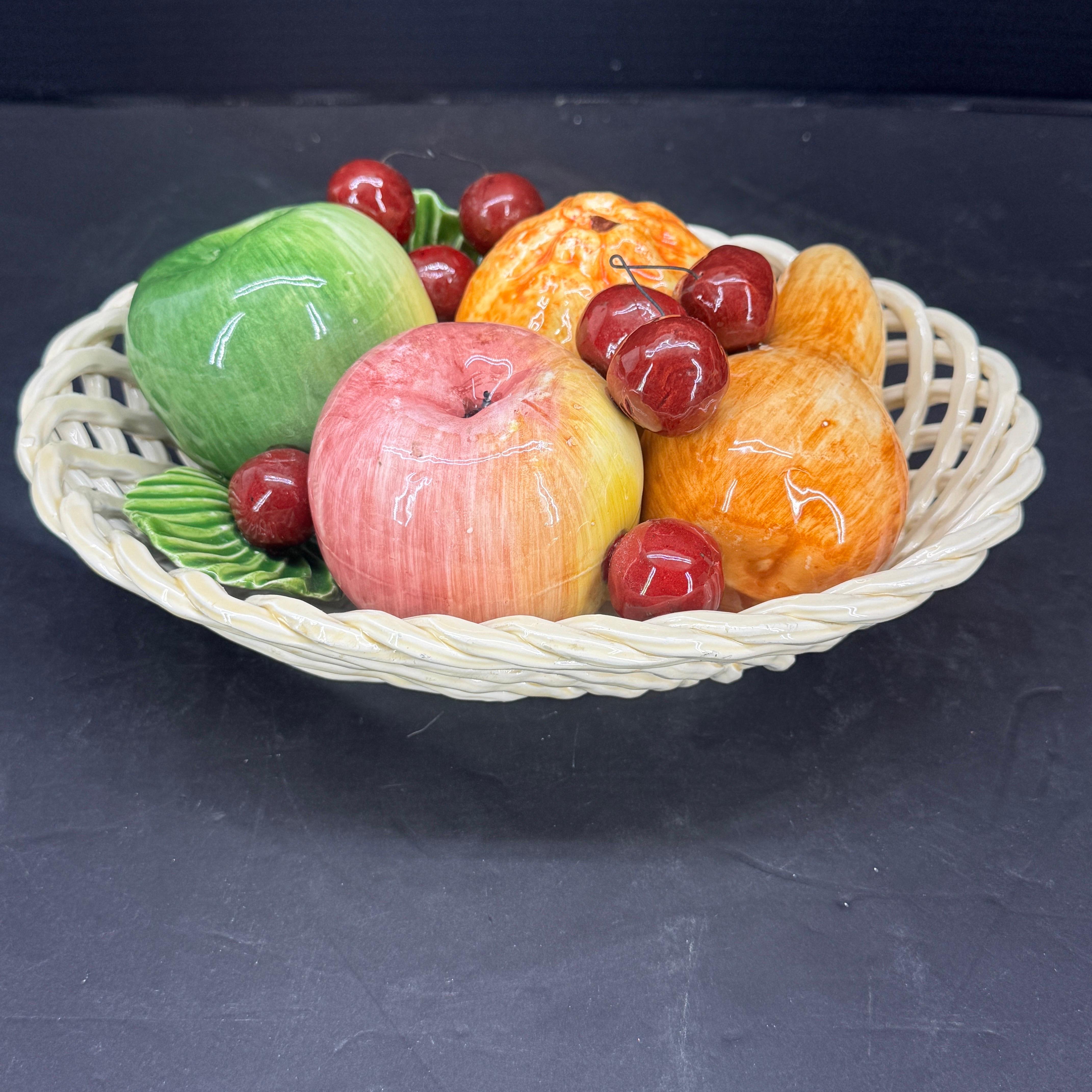 Ceramica Centrotavola in ceramica a trama di cesto di frutta della metà del secolo scorso in vendita