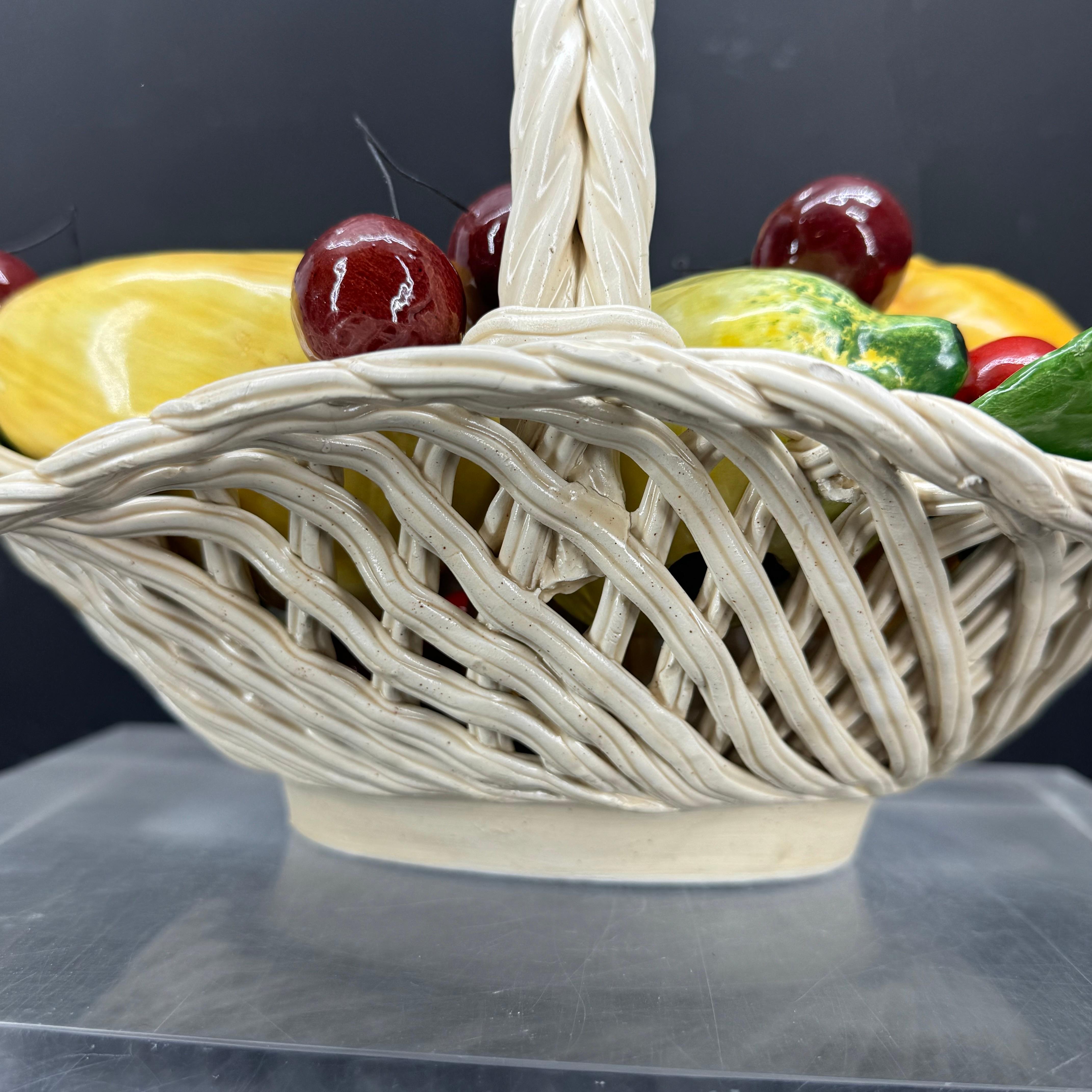 Centro de mesa de cerámica italiana de mediados de siglo con cestas de frutas en venta 1
