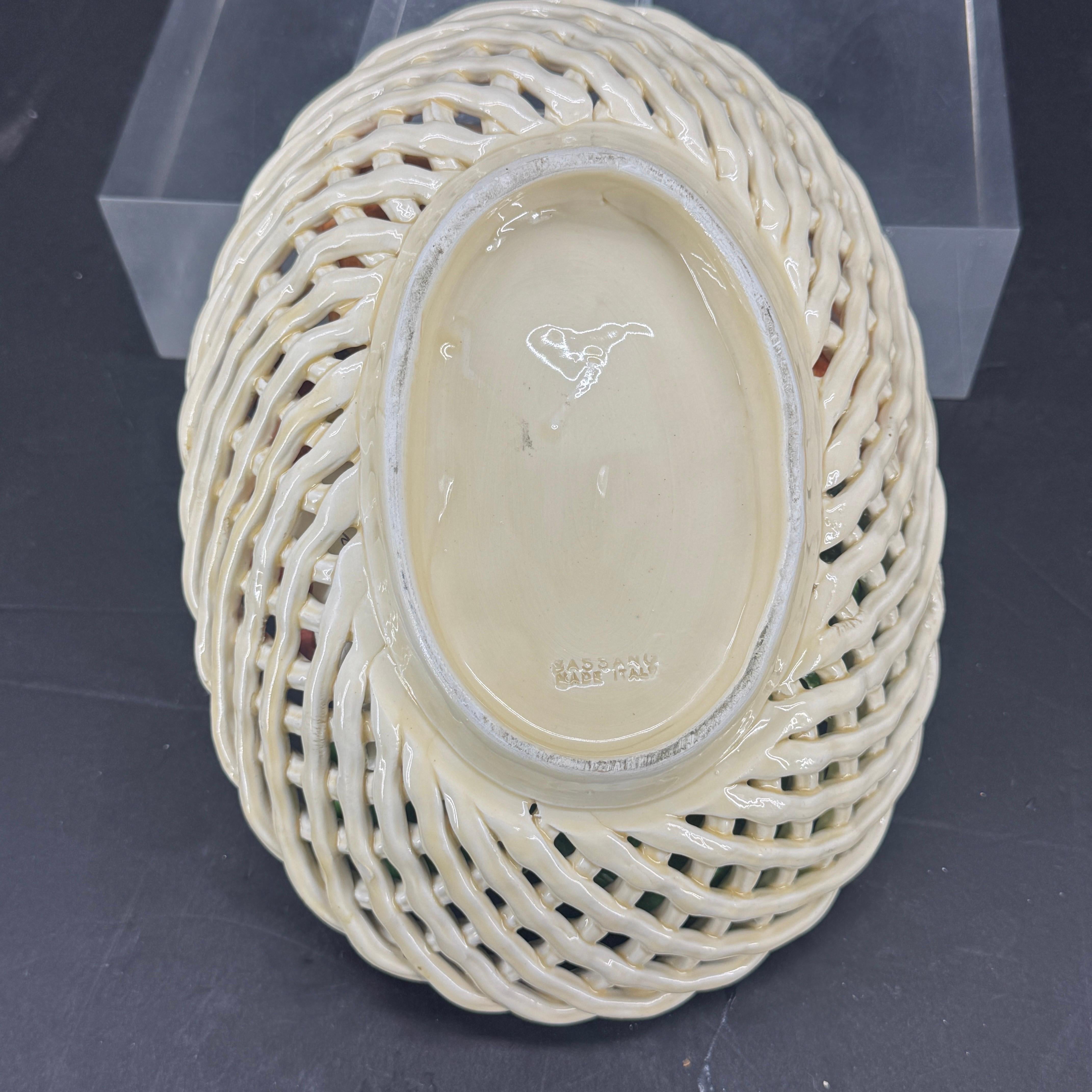 Centrotavola in ceramica a trama di cesto di frutta della metà del secolo scorso in vendita 1