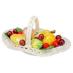 Centrotavola in ceramica a trama di cesto di frutta della metà del secolo scorso