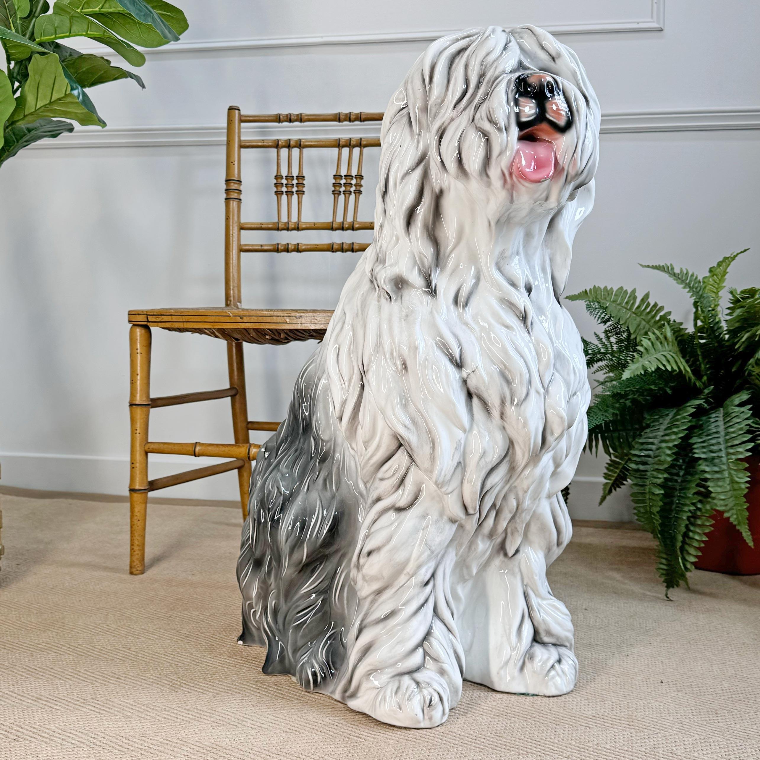 Old English Sheepdog italien en céramique du milieu du siècle dernier

Chien de berger anglais grandeur nature en céramique avec des détails et des caractéristiques fabuleux
Hauteur 75cm, Largeur 56cm, Profondeur 39cm 

Marque de fabrique Made in