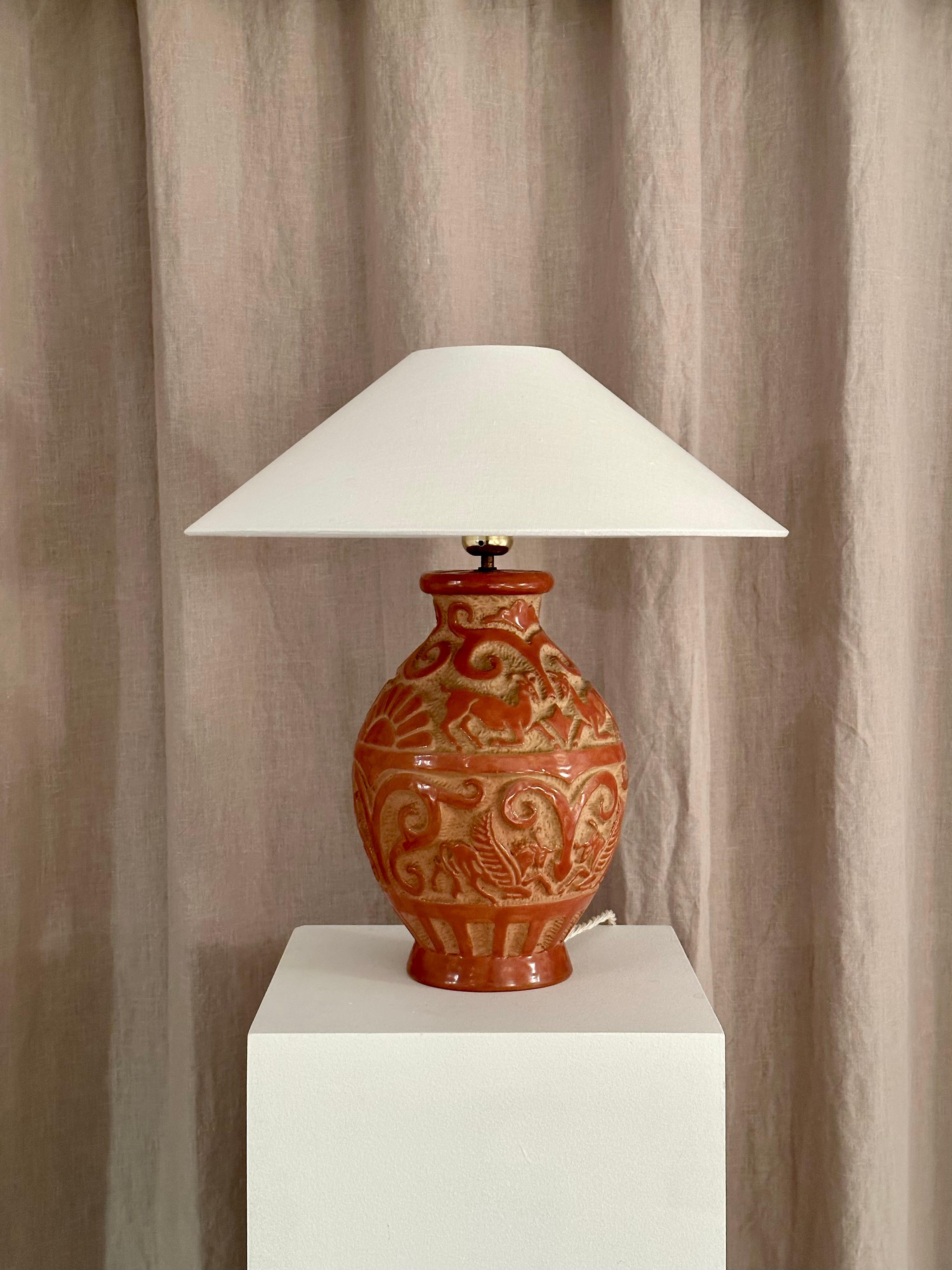 Large mid-century ceramic table lamp with sgraffito decor and burnt orange / rusty red glaze by SACA, Società Accomandita Ceramiche Artistiche. White linnen shade. 

Ceramic base measures (height x diameter): 19 x 28 cm

Measures including shade