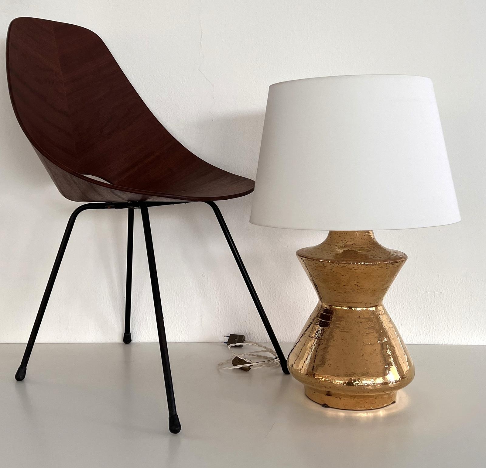 Mid-Century Modern Italian Mid-Century Ceramic Table Lamp in Gold Metallic by Aldo Londi, 1960 For Sale