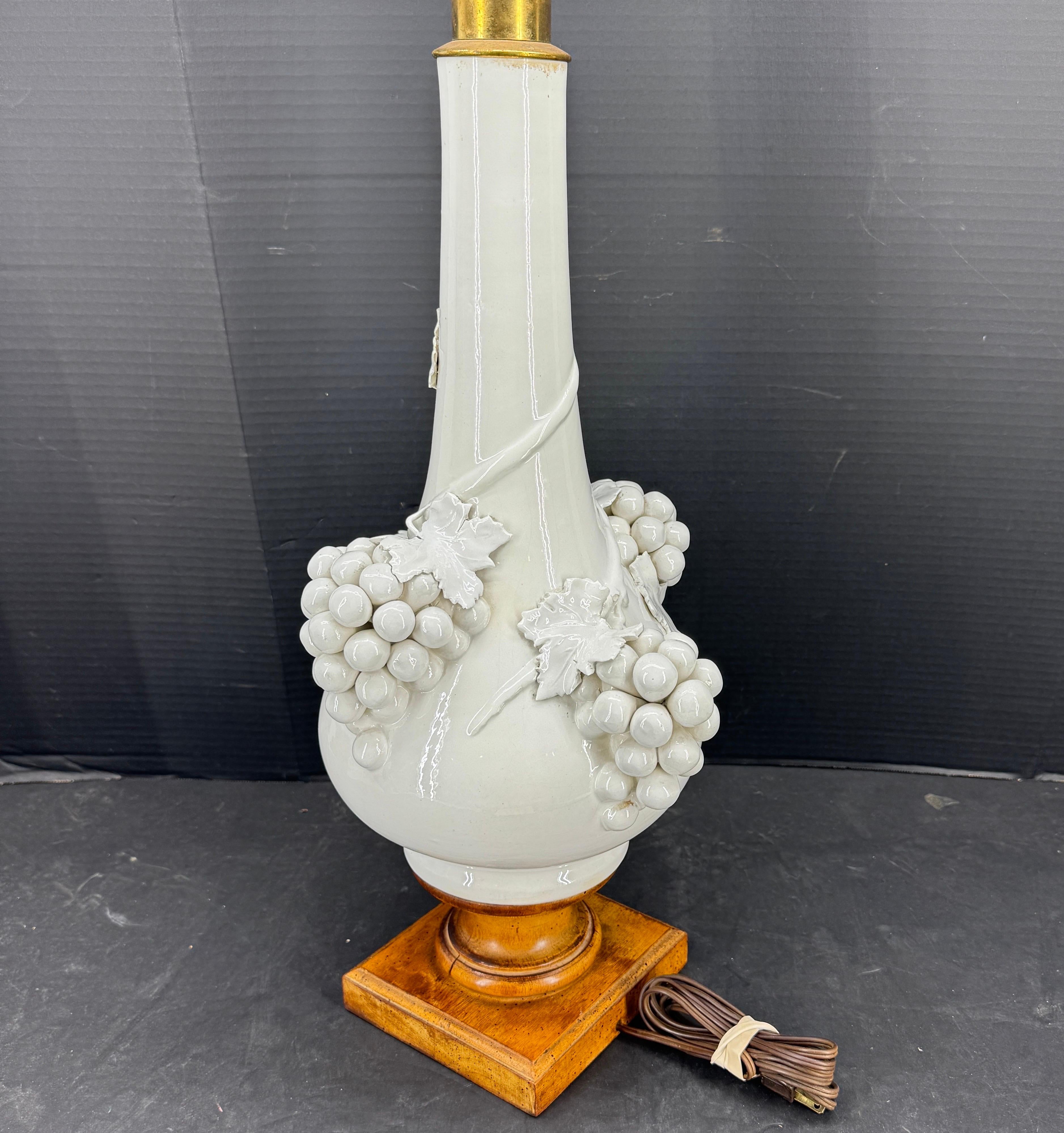 Lampada da tavolo italiana di metà secolo in ceramica con uva su base in Wood in vendita 2