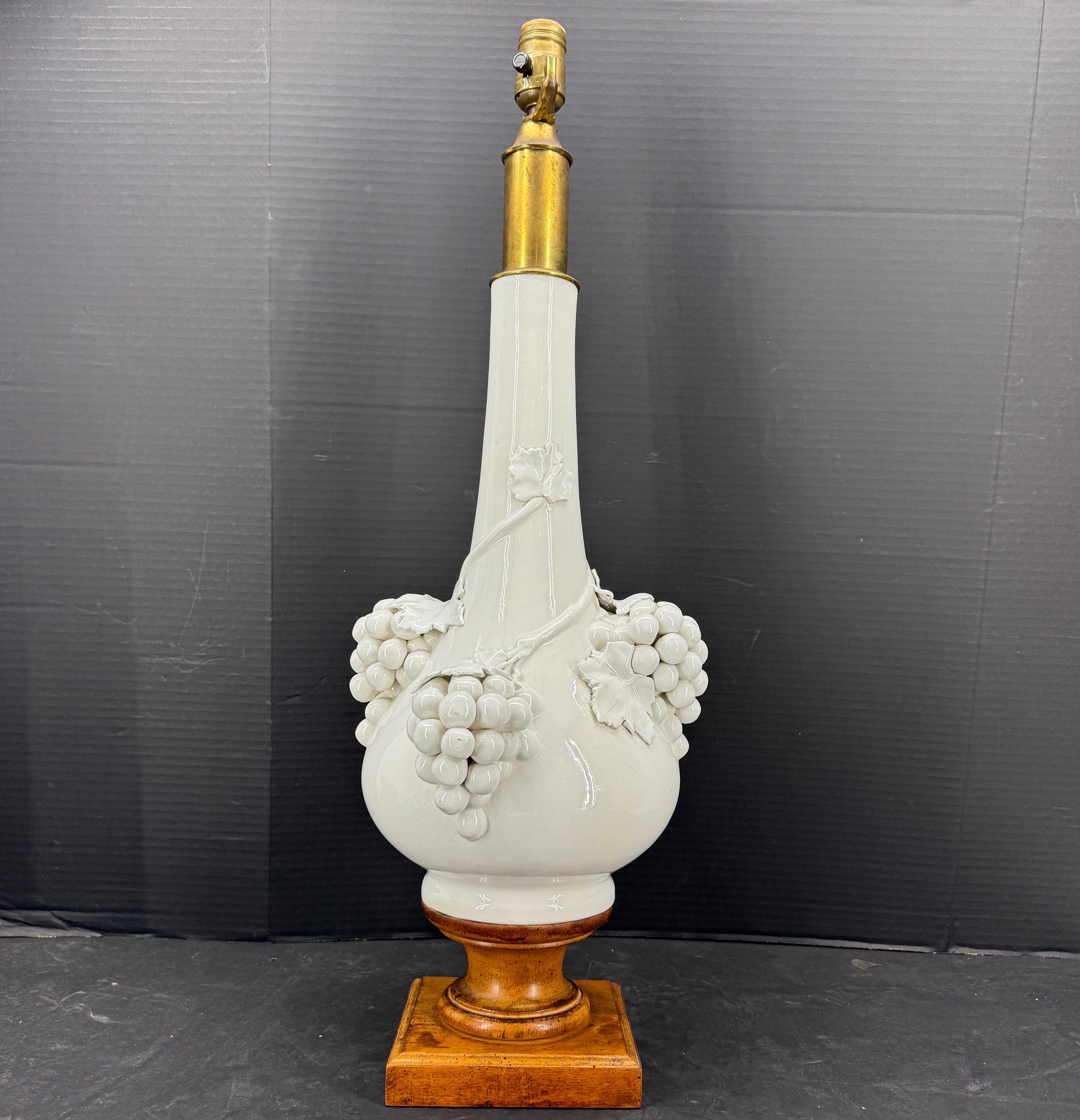 Lampada da tavolo italiana di metà secolo in ceramica con uva su base in Wood in vendita 3
