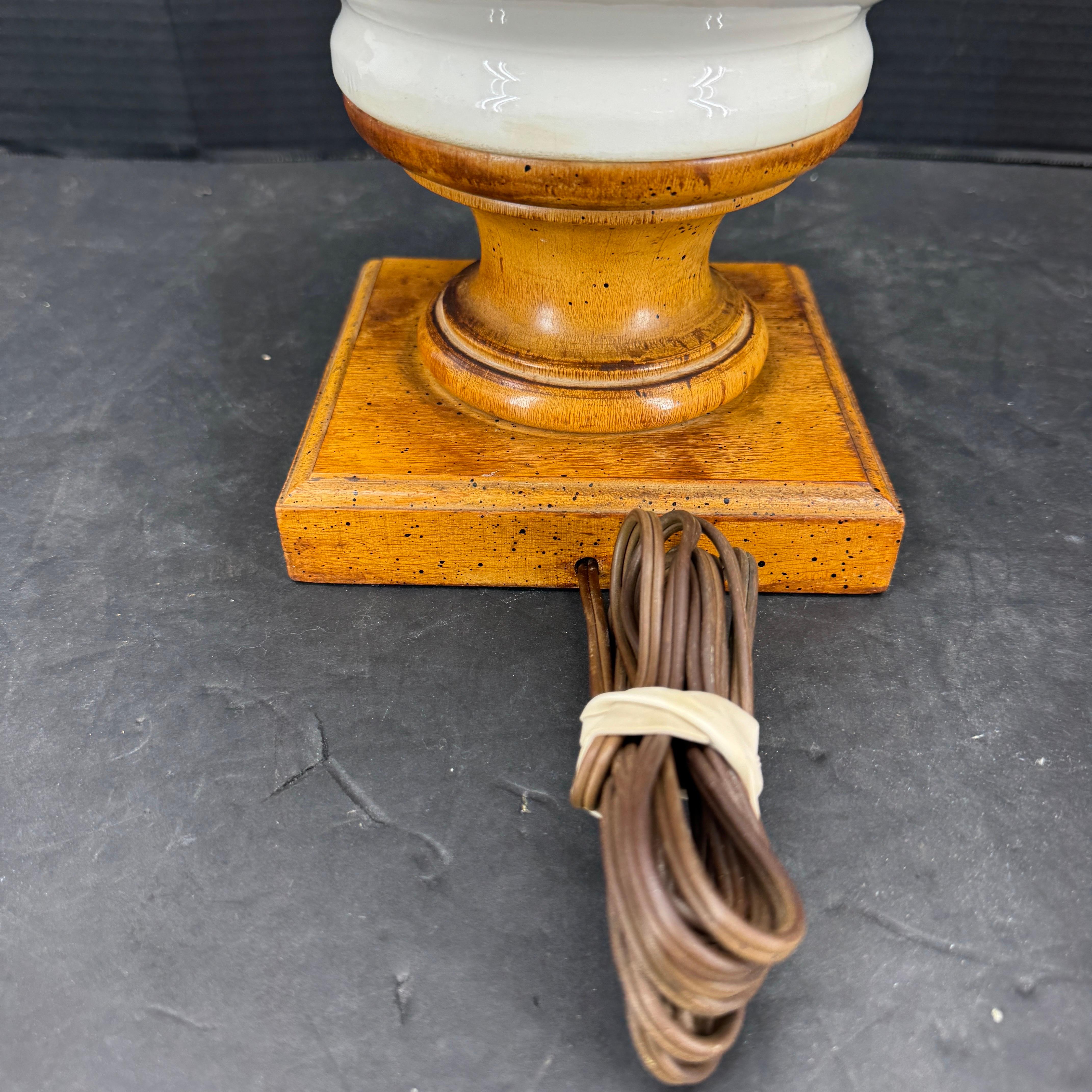 Lampada da tavolo italiana di metà secolo in ceramica con uva su base in Wood in vendita 4