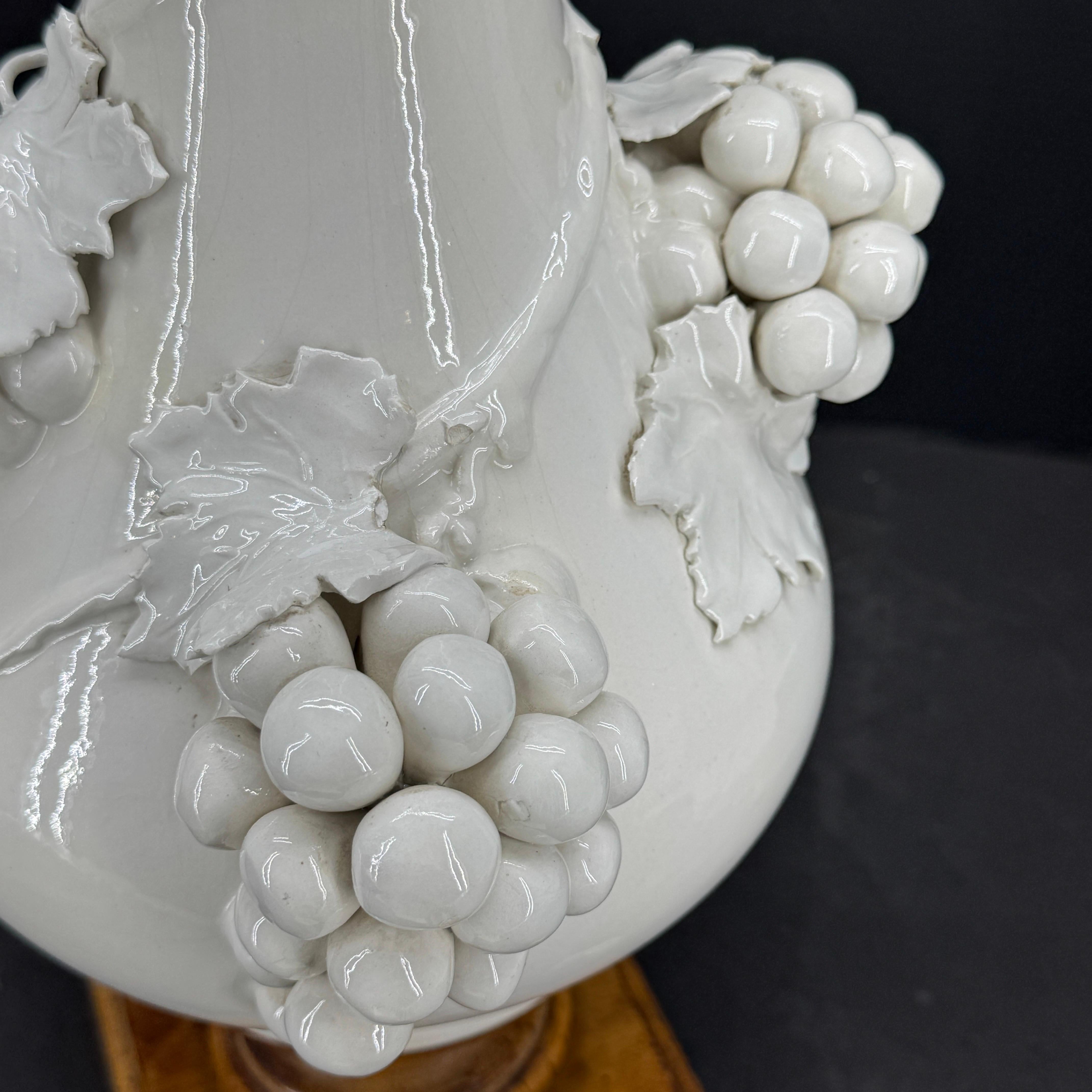 Lampada da tavolo italiana di metà secolo in ceramica con uva su base in Wood in vendita 5