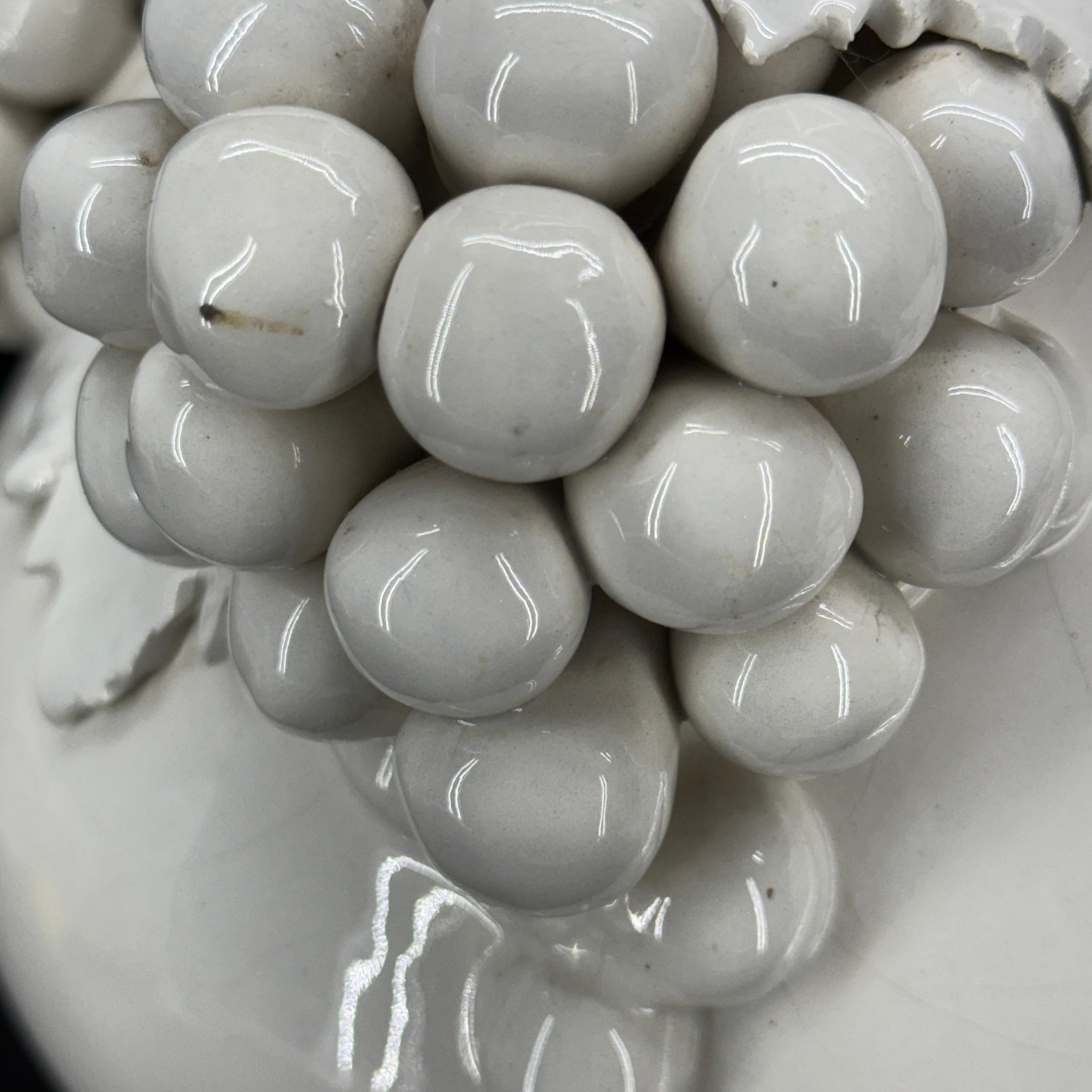 Lampada da tavolo italiana di metà secolo in ceramica con uva su base in Wood in vendita 8