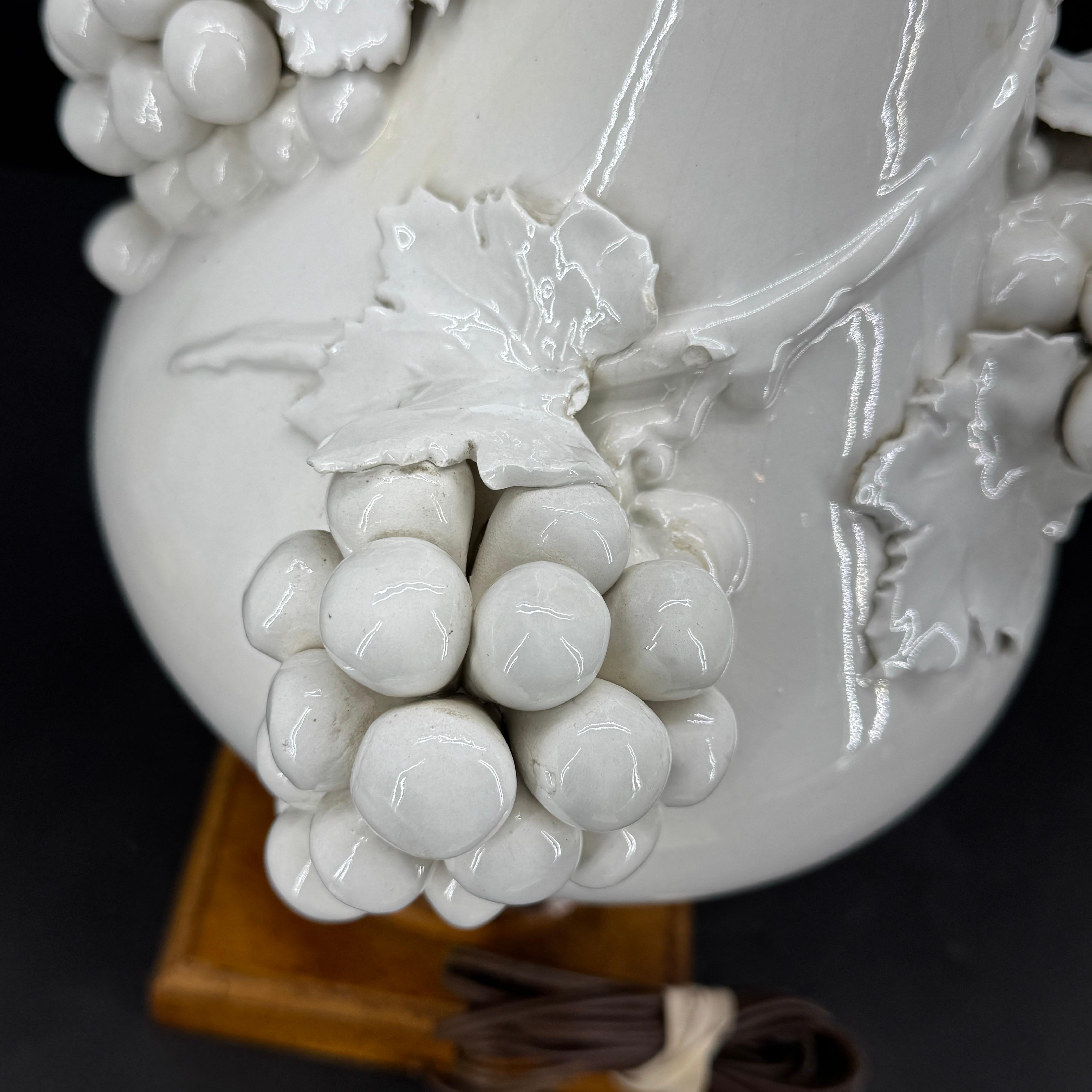 Lampada da tavolo italiana di metà secolo in ceramica con uva su base in Wood in vendita 9