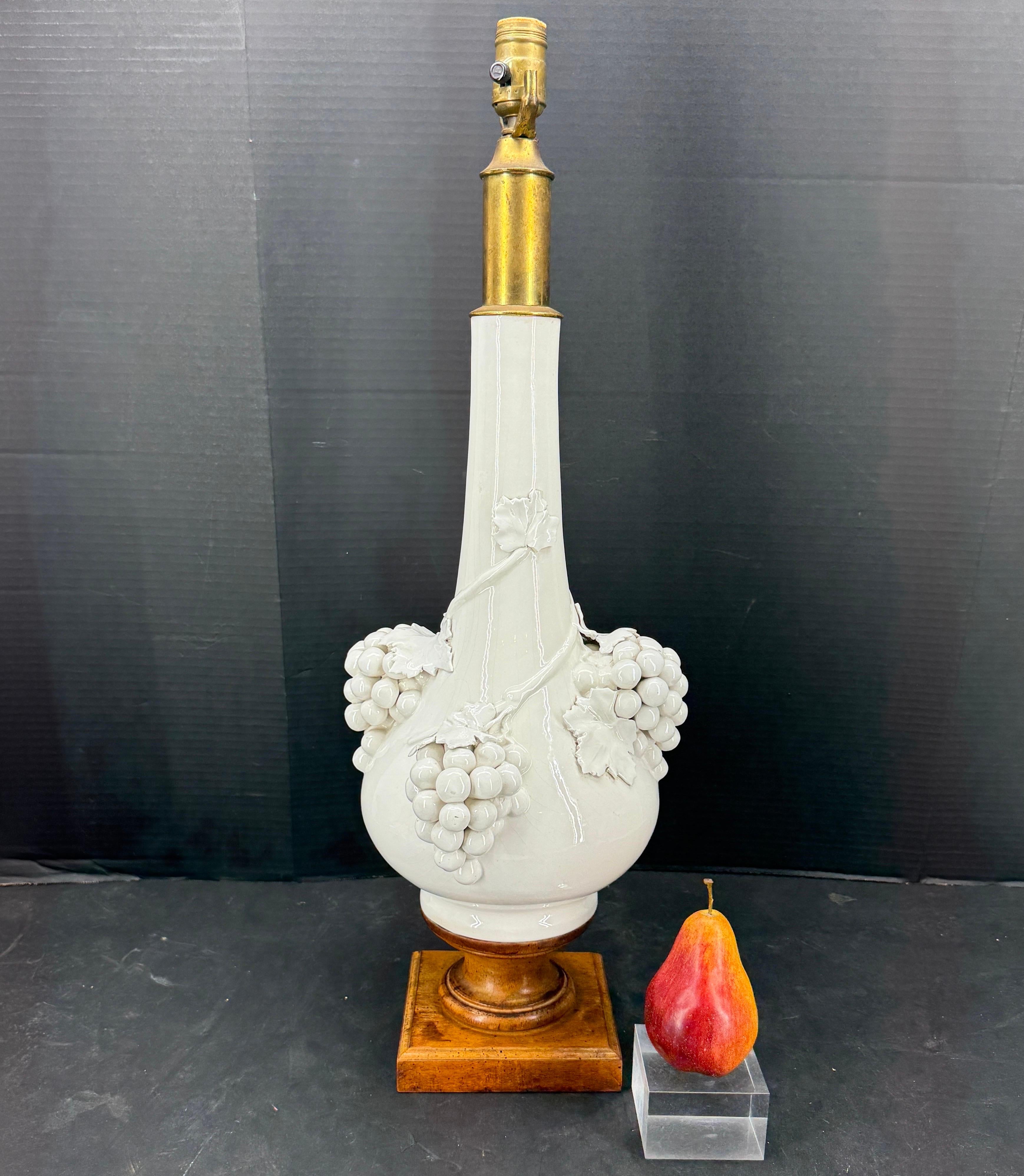 Lampada da tavolo moderna di metà secolo in ceramica bianca su base quadrata in legno, Italia. Vediamo questa lampada di grande effetto e carattere esposta su una consolle o un tavolino. 

L'altezza è di 28