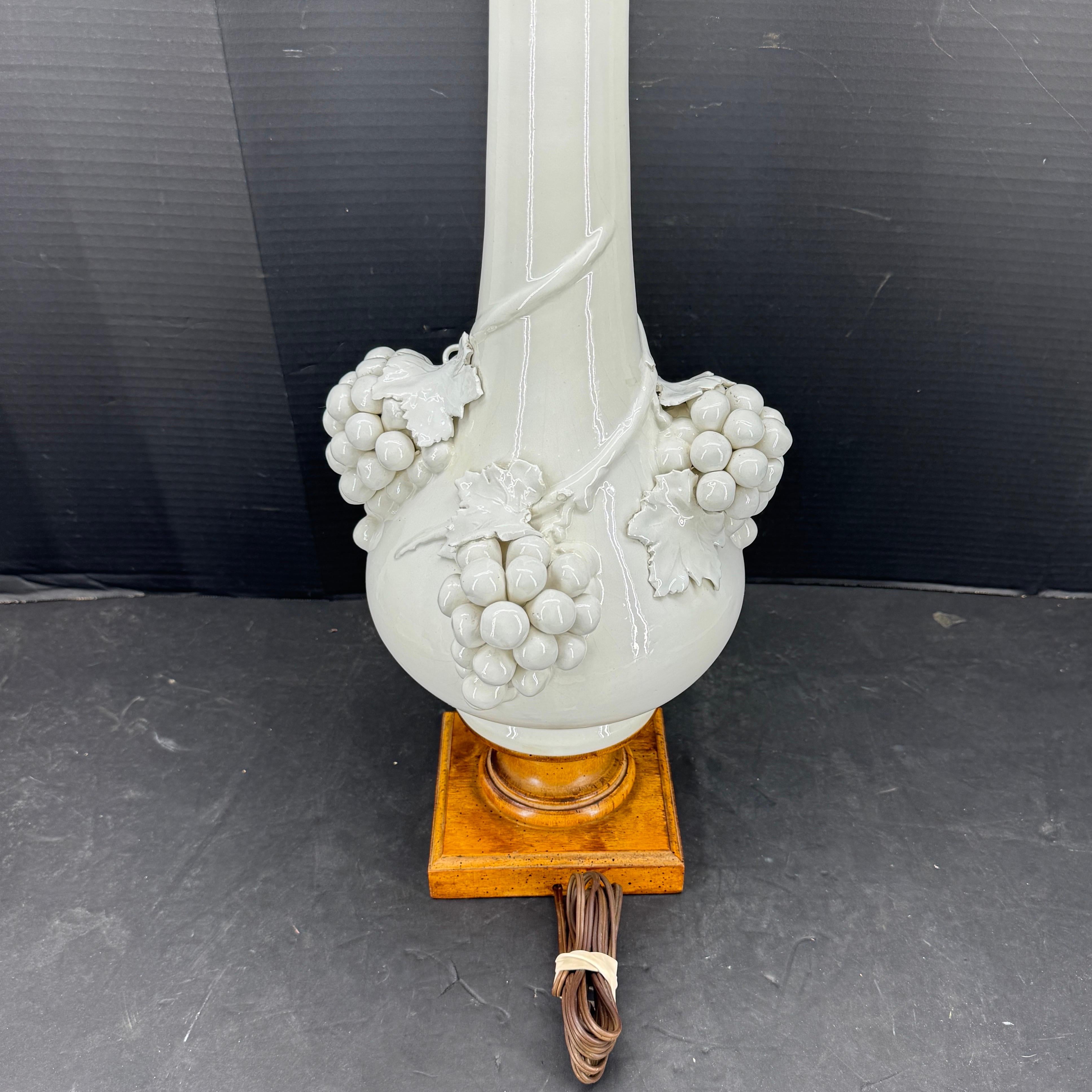 Italiano Lampada da tavolo italiana di metà secolo in ceramica con uva su base in Wood in vendita