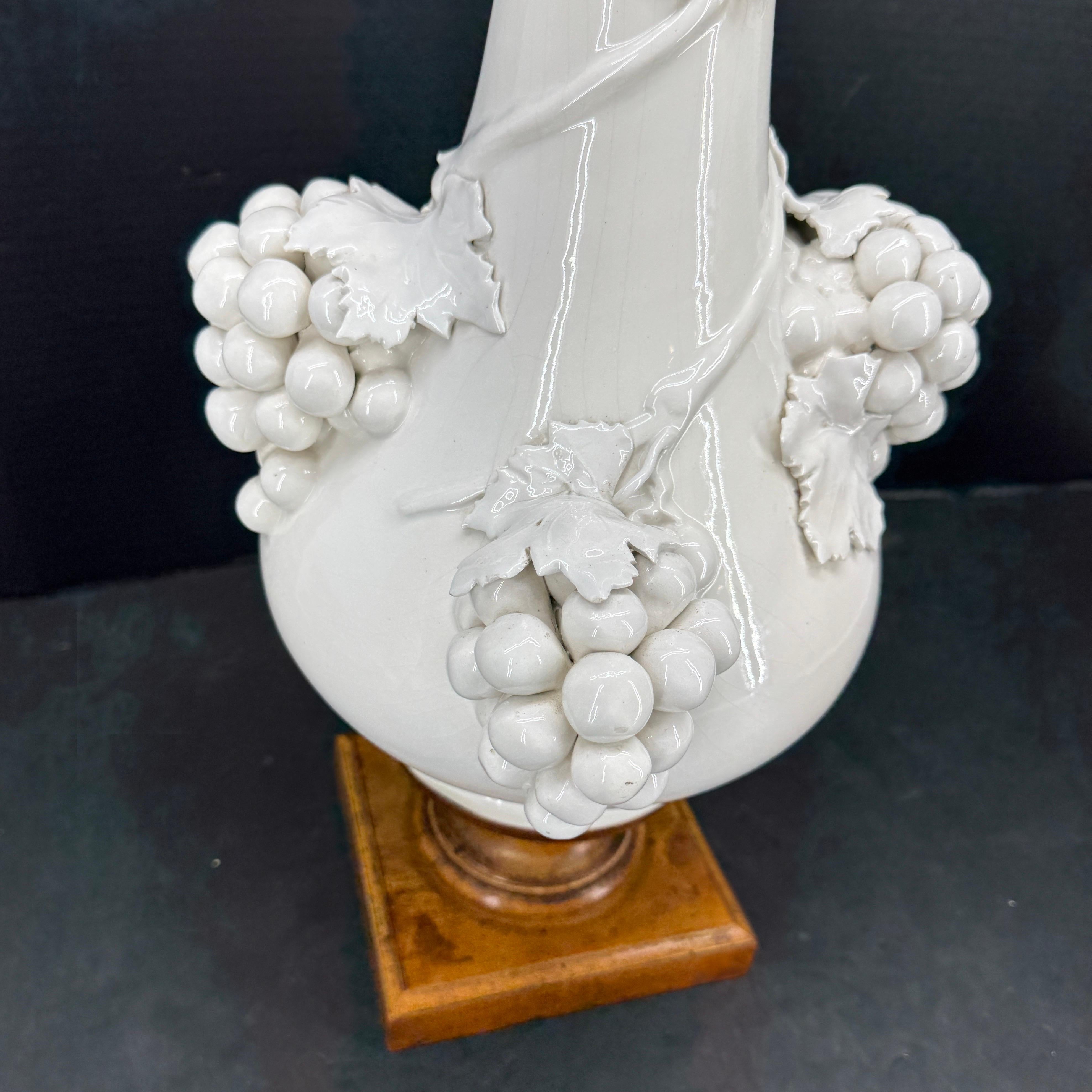 Fatto a mano Lampada da tavolo italiana di metà secolo in ceramica con uva su base in Wood in vendita