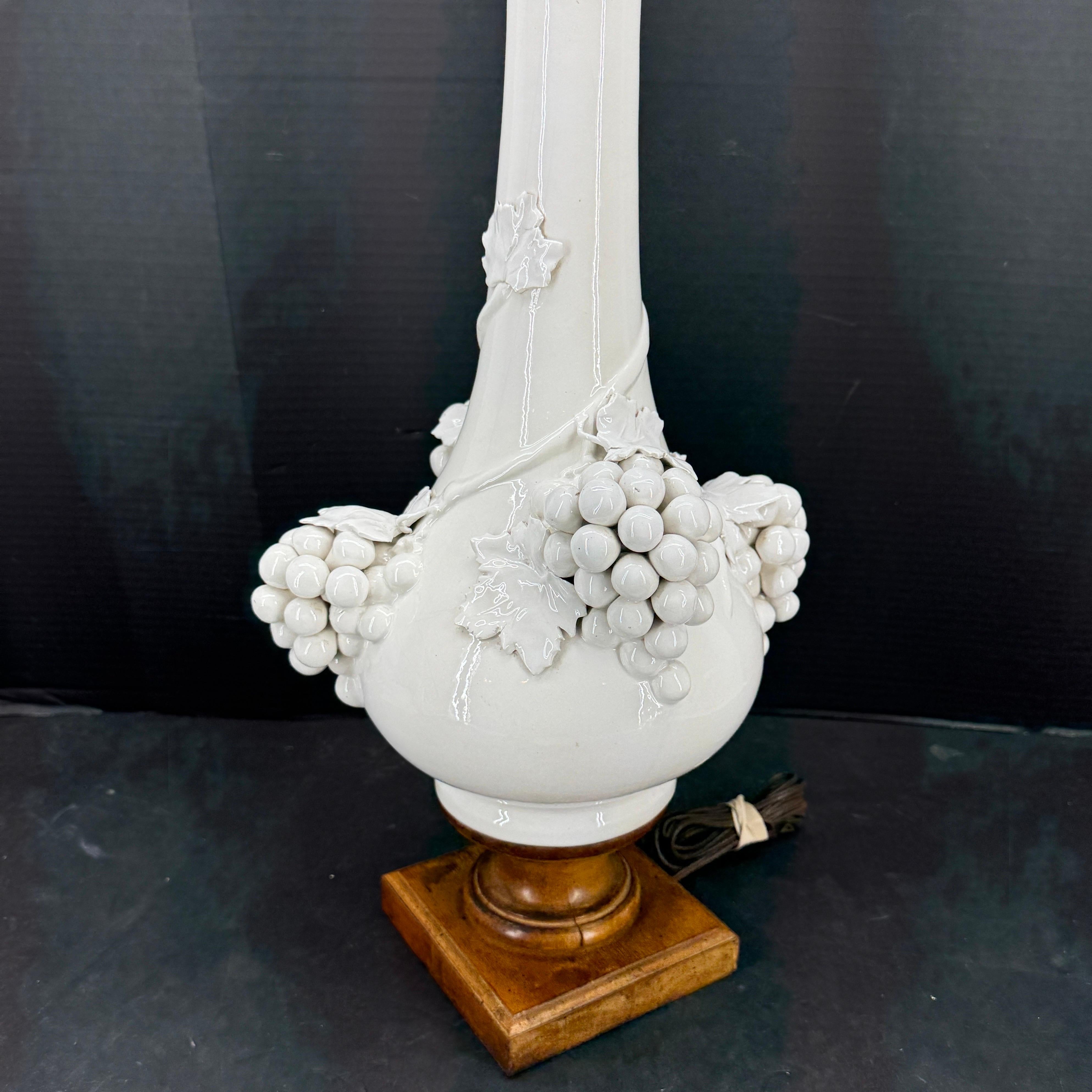 Lampada da tavolo italiana di metà secolo in ceramica con uva su base in Wood In condizioni buone in vendita a Haddonfield, NJ